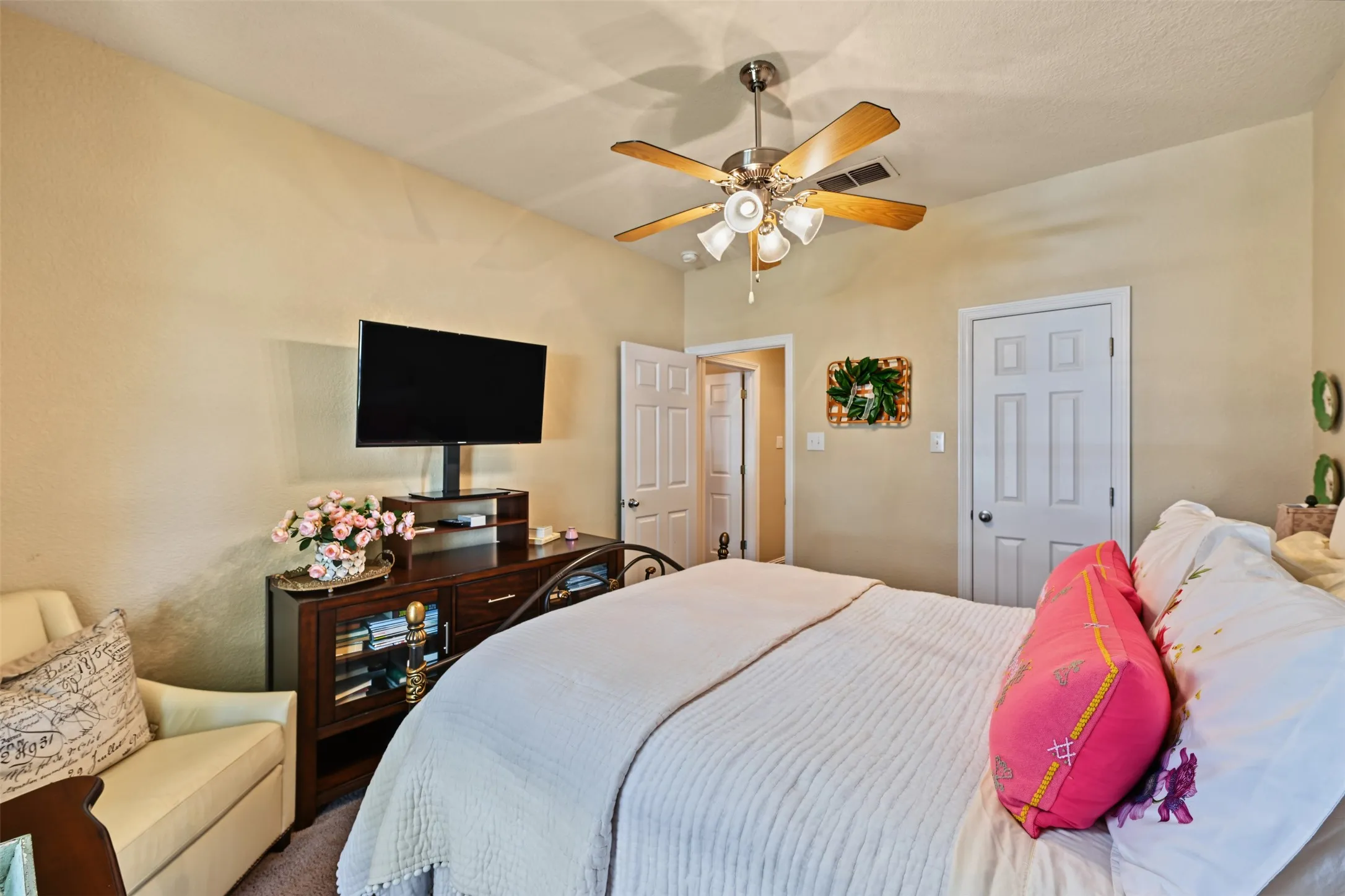 Single Family Residence For Sale in Tarrant County , 8955 Leslie Court, Benbrook, Texas 76126, 3 Bedroom, 2 Bathroom, 2 Garage spaces, 2,768 Sqft, built in 2000, mls#21404884, Real Estate Agent in Benbrook, Homes For Sale in Tarrant county, Homes For Sale in Benbrook, Realtor in Benbrook Texas, Real Estate Brokerage Independent Realty Texas, Luminita Cordes Realtor