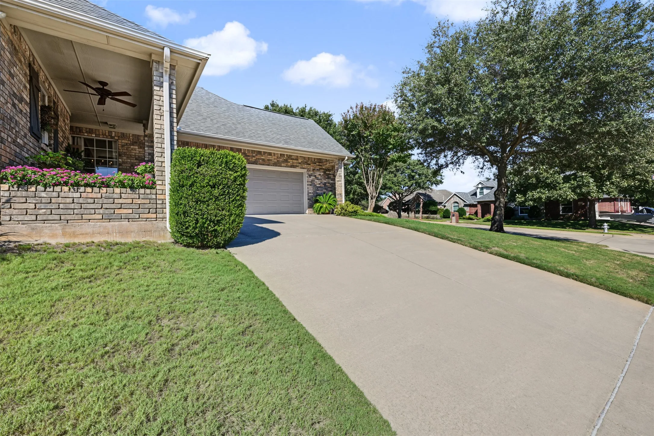 Single Family Residence For Sale in Tarrant County , 8955 Leslie Court, Benbrook, Texas 76126, 3 Bedroom, 2 Bathroom, 2 Garage spaces, 2,768 Sqft, built in 2000, mls#21404884, Real Estate Agent in Benbrook, Homes For Sale in Tarrant county, Homes For Sale in Benbrook, Realtor in Benbrook Texas, Real Estate Brokerage Independent Realty Texas, Luminita Cordes Realtor