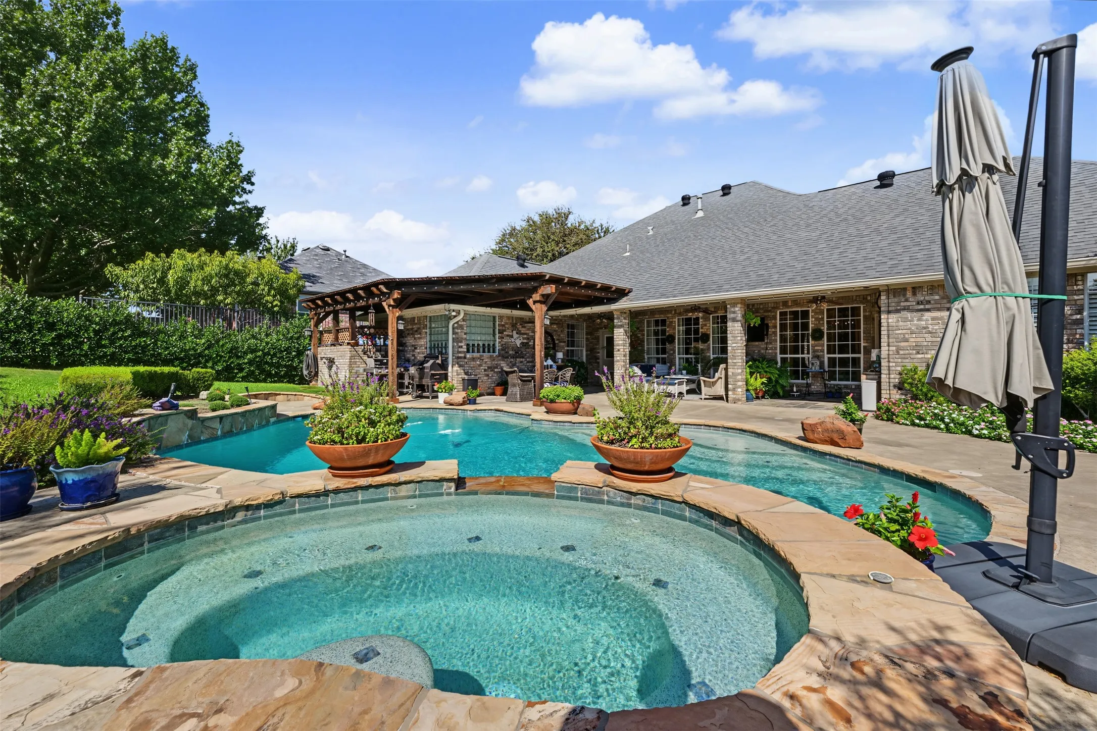 Single Family Residence For Sale in Tarrant County , 8955 Leslie Court, Benbrook, Texas 76126, 3 Bedroom, 2 Bathroom, 2 Garage spaces, 2,768 Sqft, built in 2000, mls#21404884, Real Estate Agent in Benbrook, Homes For Sale in Tarrant county, Homes For Sale in Benbrook, Realtor in Benbrook Texas, Real Estate Brokerage Independent Realty Texas, Luminita Cordes Realtor