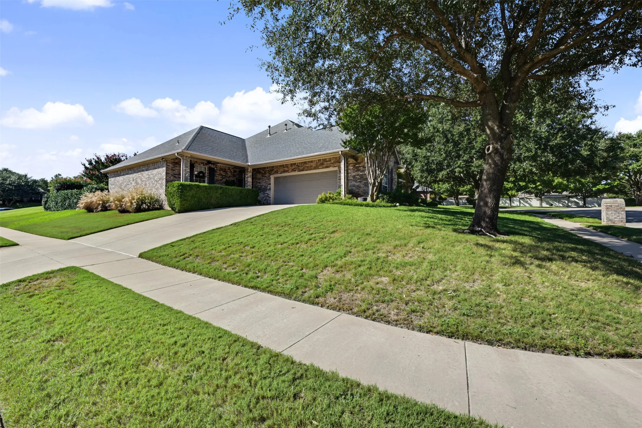 Single Family Residence For Sale in Tarrant County , 8955 Leslie Court, Benbrook, Texas 76126, 3 Bedroom, 2 Bathroom, 2 Garage spaces, 2,768 Sqft, built in 2000, mls#21404884, Real Estate Agent in Benbrook, Homes For Sale in Tarrant county, Homes For Sale in Benbrook, Realtor in Benbrook Texas, Real Estate Brokerage Independent Realty Texas, Luminita Cordes Realtor