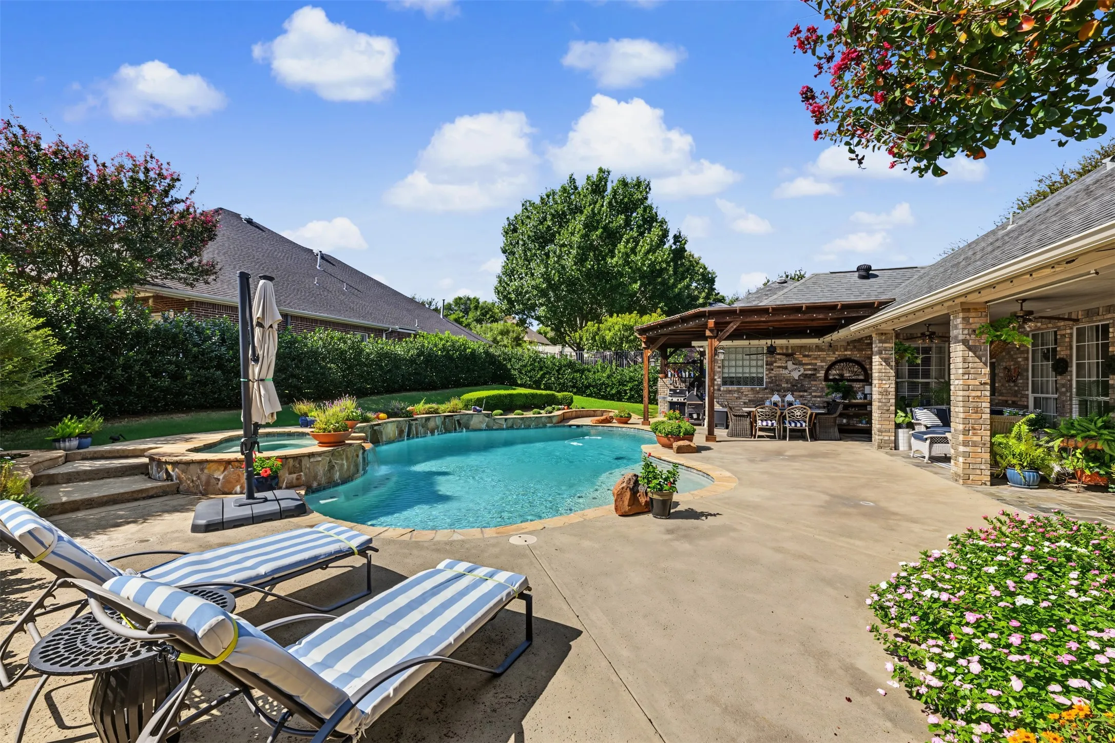 Single Family Residence For Sale in Tarrant County , 8955 Leslie Court, Benbrook, Texas 76126, 3 Bedroom, 2 Bathroom, 2 Garage spaces, 2,768 Sqft, built in 2000, mls#21404884, Real Estate Agent in Benbrook, Homes For Sale in Tarrant county, Homes For Sale in Benbrook, Realtor in Benbrook Texas, Real Estate Brokerage Independent Realty Texas, Luminita Cordes Realtor