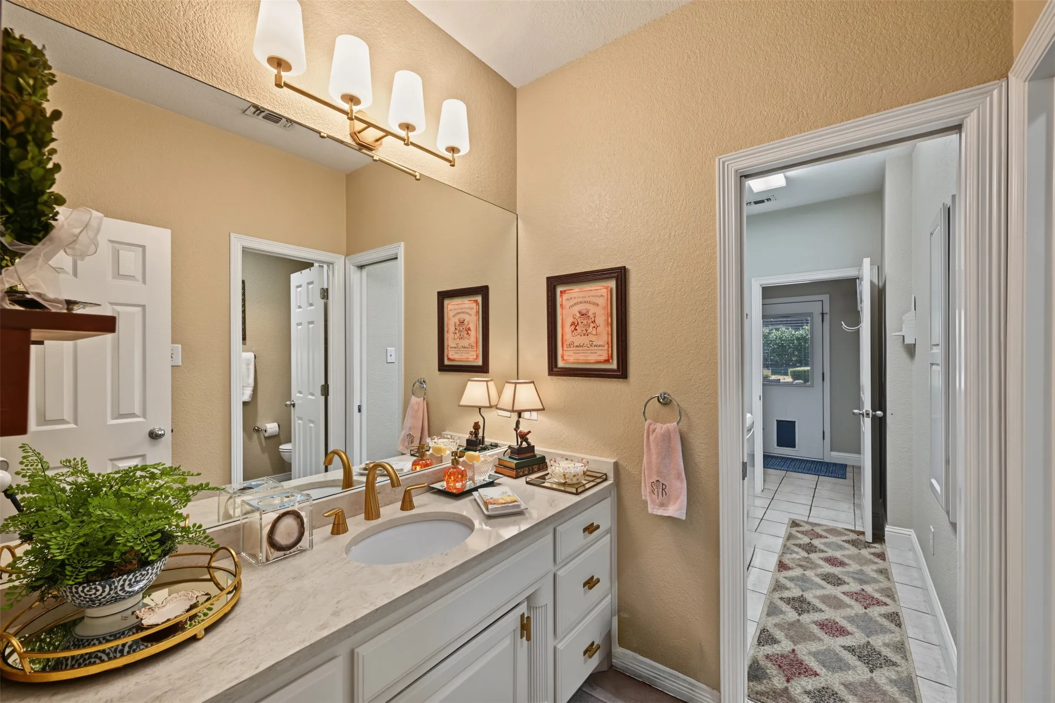 Single Family Residence For Sale in Tarrant County , 8955 Leslie Court, Benbrook, Texas 76126, 3 Bedroom, 2 Bathroom, 2 Garage spaces, 2,768 Sqft, built in 2000, mls#21404884, Real Estate Agent in Benbrook, Homes For Sale in Tarrant county, Homes For Sale in Benbrook, Realtor in Benbrook Texas, Real Estate Brokerage Independent Realty Texas, Luminita Cordes Realtor