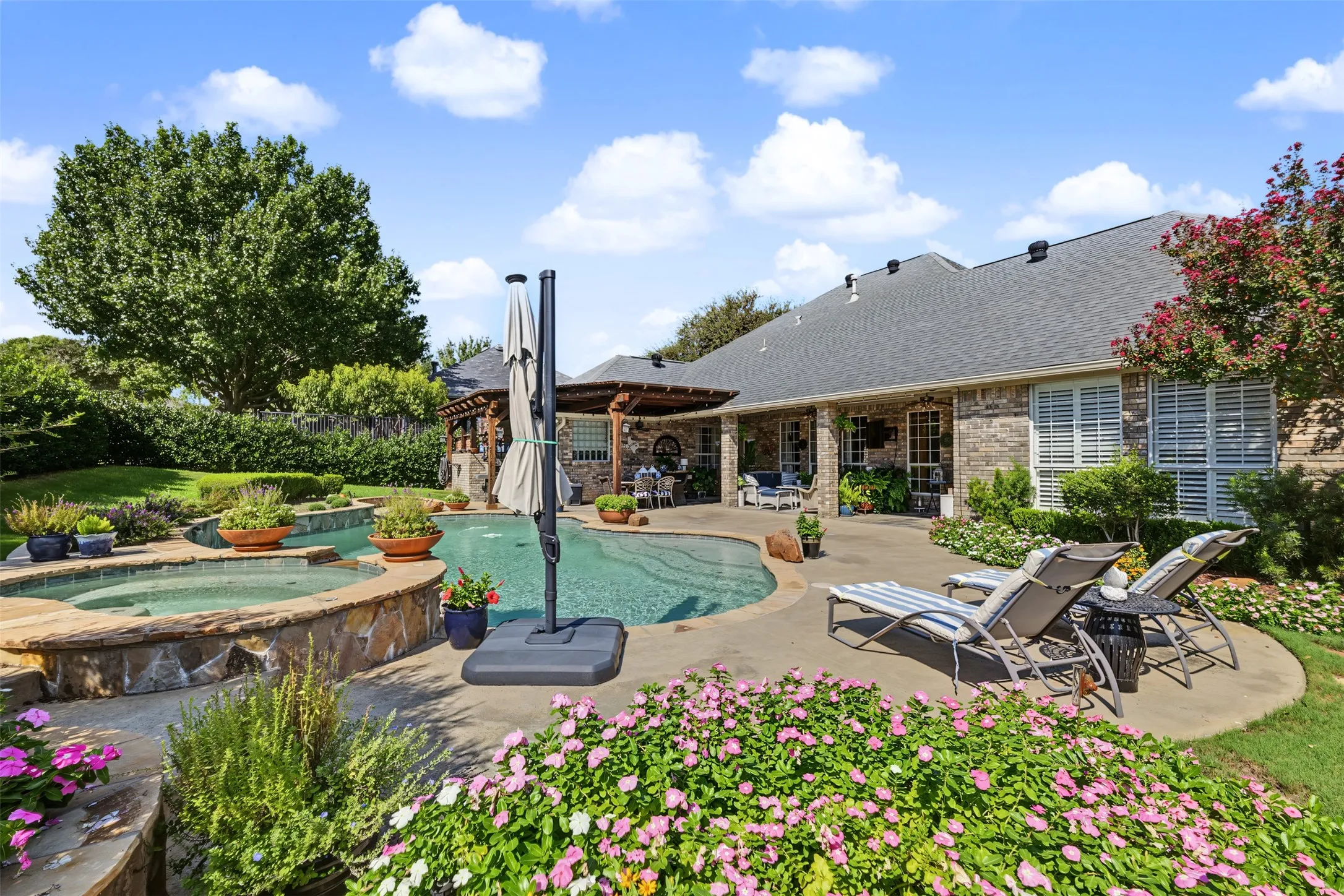 Single Family Residence For Sale in Tarrant County , 8955 Leslie Court, Benbrook, Texas 76126, 3 Bedroom, 2 Bathroom, 2 Garage spaces, 2,768 Sqft, built in 2000, mls#21404884, Real Estate Agent in Benbrook, Homes For Sale in Tarrant county, Homes For Sale in Benbrook, Realtor in Benbrook Texas, Real Estate Brokerage Independent Realty Texas, Luminita Cordes Realtor