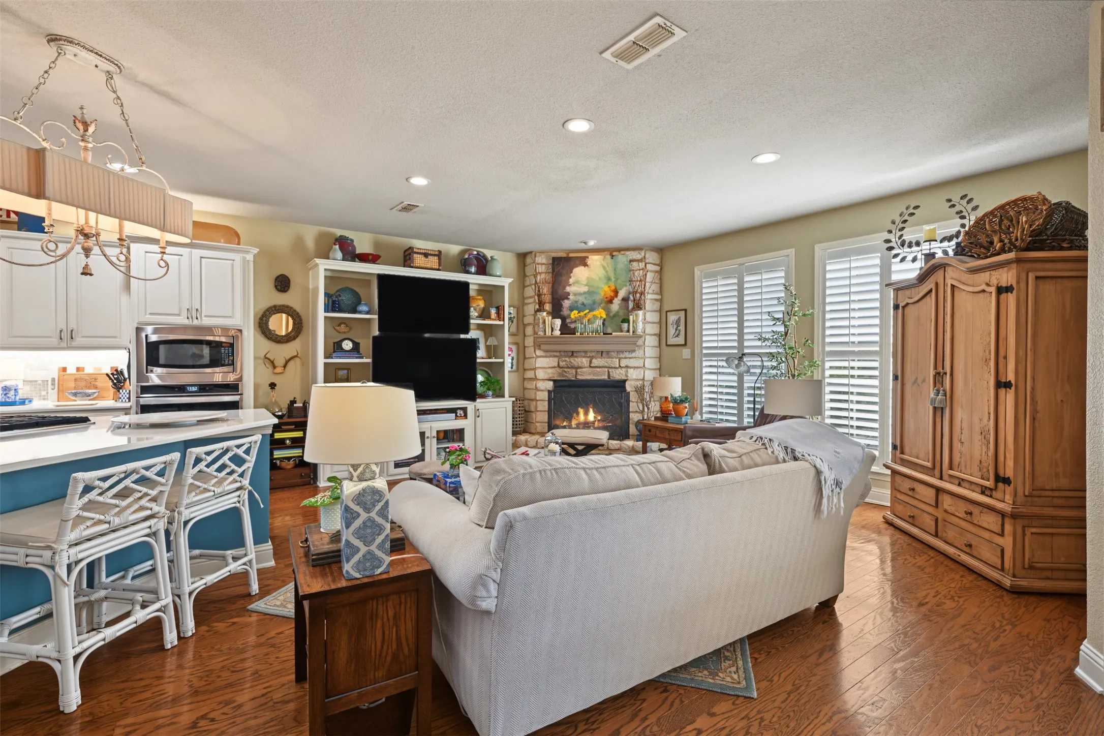 Single Family Residence For Sale in Tarrant County , 8955 Leslie Court, Benbrook, Texas 76126, 3 Bedroom, 2 Bathroom, 2 Garage spaces, 2,768 Sqft, built in 2000, mls#21404884, Real Estate Agent in Benbrook, Homes For Sale in Tarrant county, Homes For Sale in Benbrook, Realtor in Benbrook Texas, Real Estate Brokerage Independent Realty Texas, Luminita Cordes Realtor