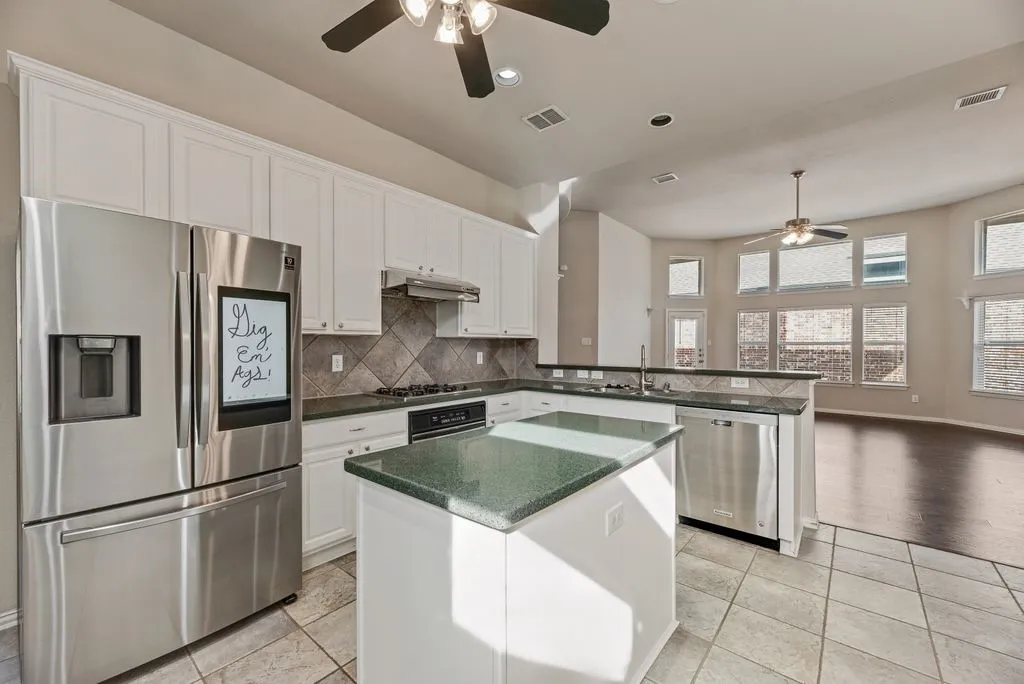 Single Family Residence For Rent in Denton County , 5544 Hidden Creek Lane, Frisco, Texas 75036, 3 Bedroom, 2 Bathroom, 2 Garage spaces, 2,103 Sqft, built in 2002, mls#21408226, Real Estate Agent in Frisco, Homes For Rent in Denton county, Homes For Rent in Frisco, Realtor in Frisco Texas, Real Estate Brokerage Independent Realty Texas, Luminita Cordes Realtor