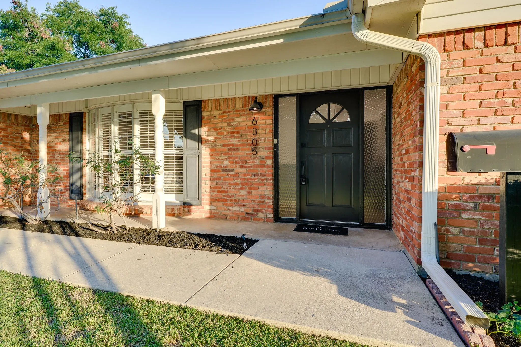 Single Family Residence For Sale in Tarrant County , 6305 Whitman Avenue, Fort Worth, Texas 76133, 3 Bedroom, 2 Bathroom, 1 Garage spaces, 1,803 Sqft, built in 1967, mls#21406230, Real Estate Agent in Fort Worth, Homes For Sale in Tarrant county, Homes For Sale in Fort Worth, Realtor in Fort Worth Texas, Real Estate Brokerage Independent Realty Texas, Luminita Cordes Realtor