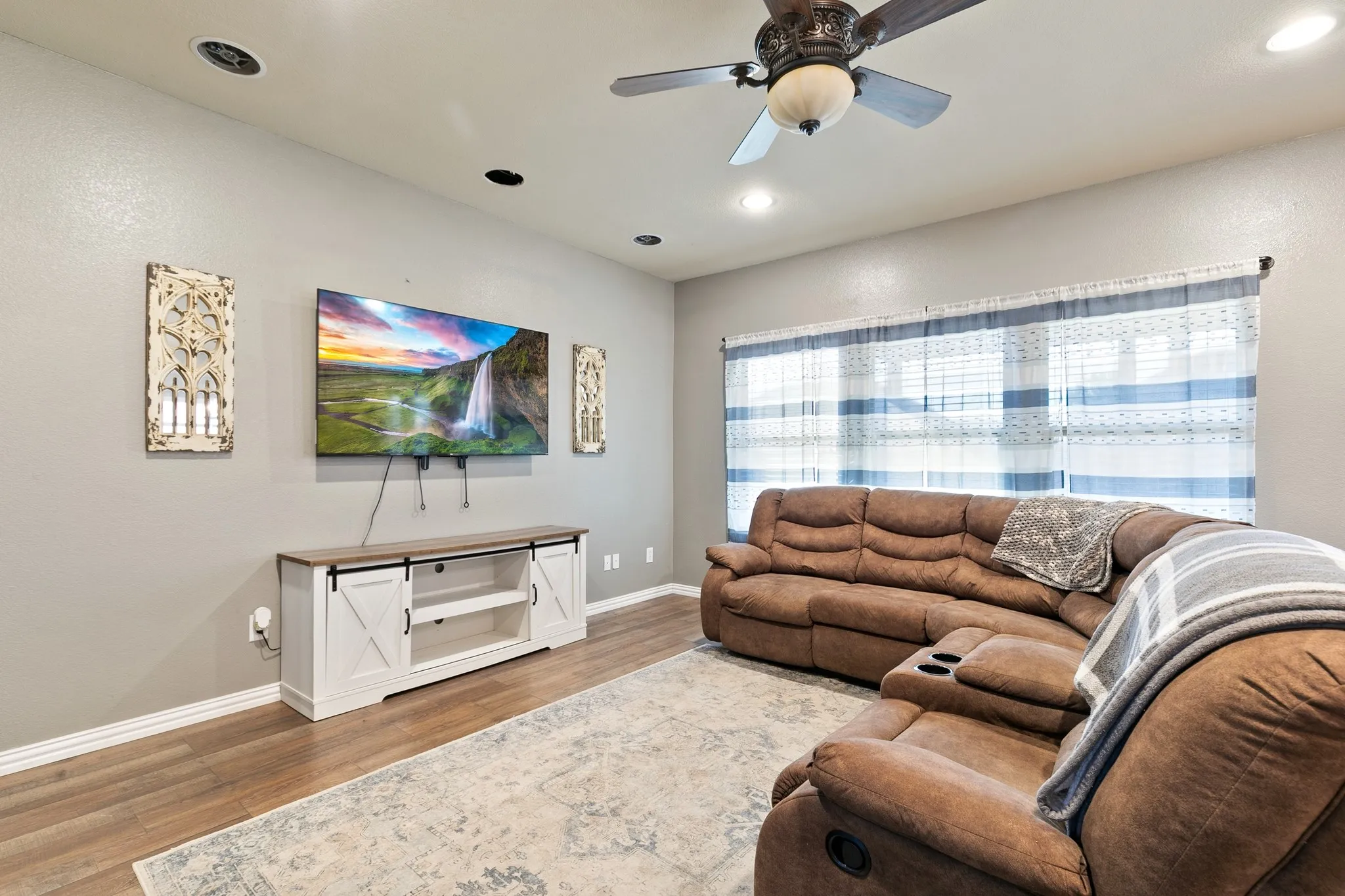 Single Family Residence For Sale in Grayson County , 107 Ashlyn Court, Whitesboro, Texas 76273, 4 Bedroom, 3 Bathroom, 2 Garage spaces, 2,828 Sqft, built in 2011, mls#21407830, Real Estate Agent in Whitesboro, Homes For Sale in Grayson county, Homes For Sale in Whitesboro, Realtor in Whitesboro Texas, Real Estate Brokerage Independent Realty Texas, Luminita Cordes Realtor
