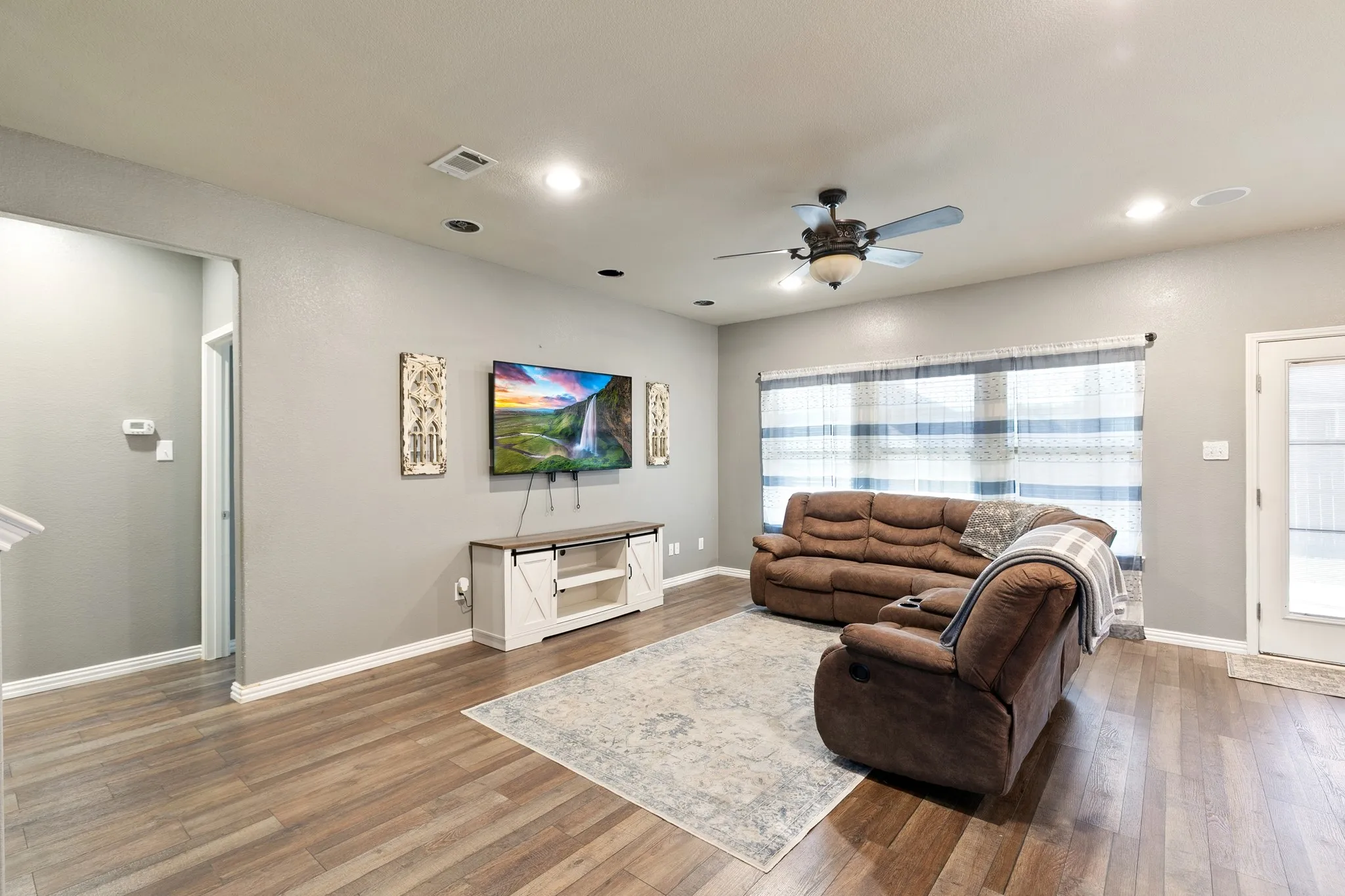 Single Family Residence For Sale in Grayson County , 107 Ashlyn Court, Whitesboro, Texas 76273, 4 Bedroom, 3 Bathroom, 2 Garage spaces, 2,828 Sqft, built in 2011, mls#21407830, Real Estate Agent in Whitesboro, Homes For Sale in Grayson county, Homes For Sale in Whitesboro, Realtor in Whitesboro Texas, Real Estate Brokerage Independent Realty Texas, Luminita Cordes Realtor