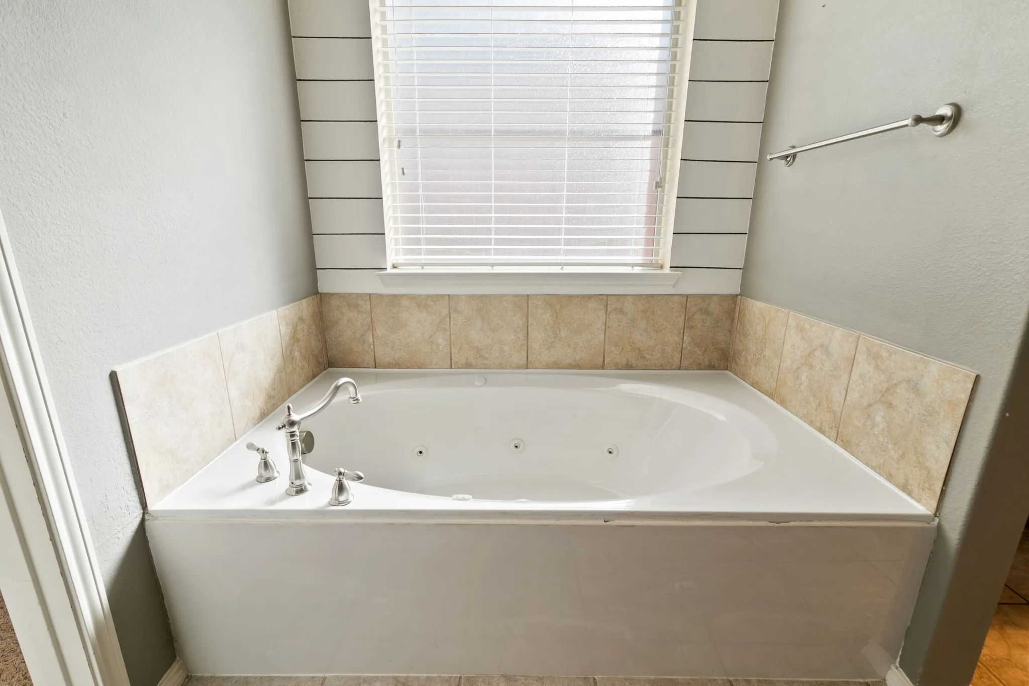 Single Family Residence For Sale in Grayson County , 107 Ashlyn Court, Whitesboro, Texas 76273, 4 Bedroom, 3 Bathroom, 2 Garage spaces, 2,828 Sqft, built in 2011, mls#21407830, Real Estate Agent in Whitesboro, Homes For Sale in Grayson county, Homes For Sale in Whitesboro, Realtor in Whitesboro Texas, Real Estate Brokerage Independent Realty Texas, Luminita Cordes Realtor