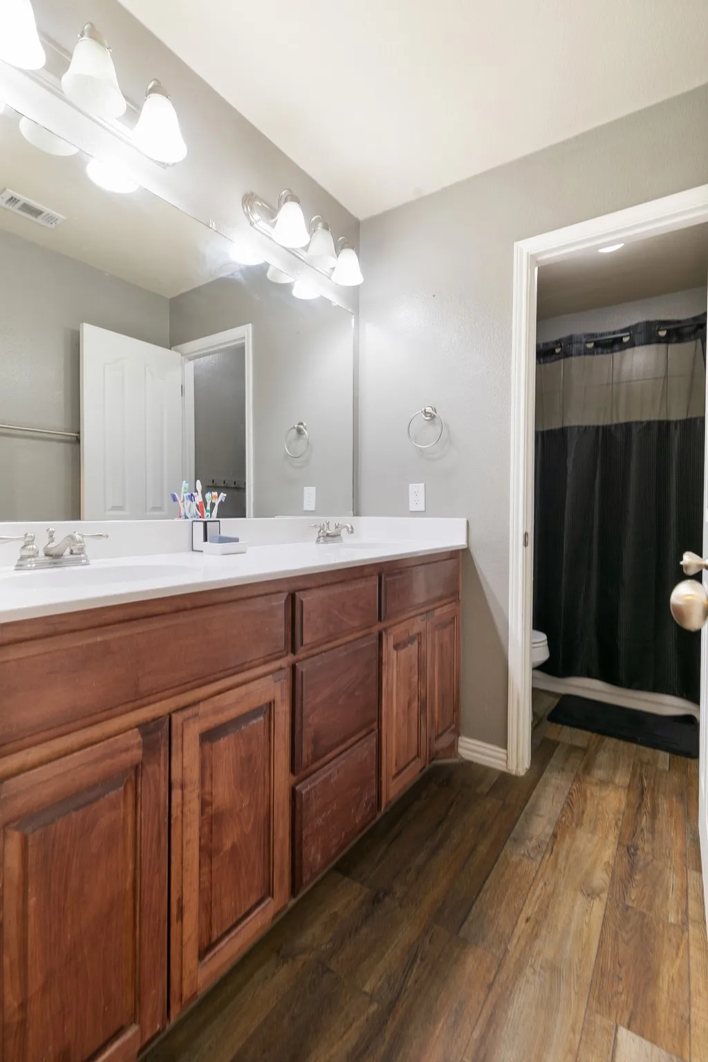 Single Family Residence For Sale in Grayson County , 107 Ashlyn Court, Whitesboro, Texas 76273, 4 Bedroom, 3 Bathroom, 2 Garage spaces, 2,828 Sqft, built in 2011, mls#21407830, Real Estate Agent in Whitesboro, Homes For Sale in Grayson county, Homes For Sale in Whitesboro, Realtor in Whitesboro Texas, Real Estate Brokerage Independent Realty Texas, Luminita Cordes Realtor