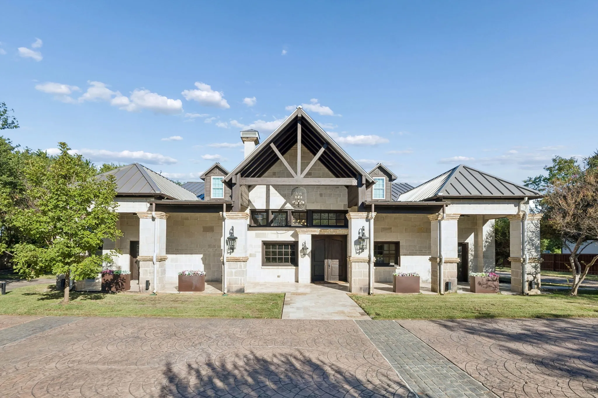 Single Family Residence For Sale in Tarrant County , 585 Shady Oaks Drive, Southlake, Texas 76092, 6 Bedroom, 5 Bathroom, 4 Garage spaces, 6,656 Sqft, built in 1977, mls#21407257, Real Estate Agent in Southlake, Homes For Sale in Tarrant county, Homes For Sale in Southlake, Realtor in Southlake Texas, Real Estate Brokerage Independent Realty Texas, Luminita Cordes Realtor