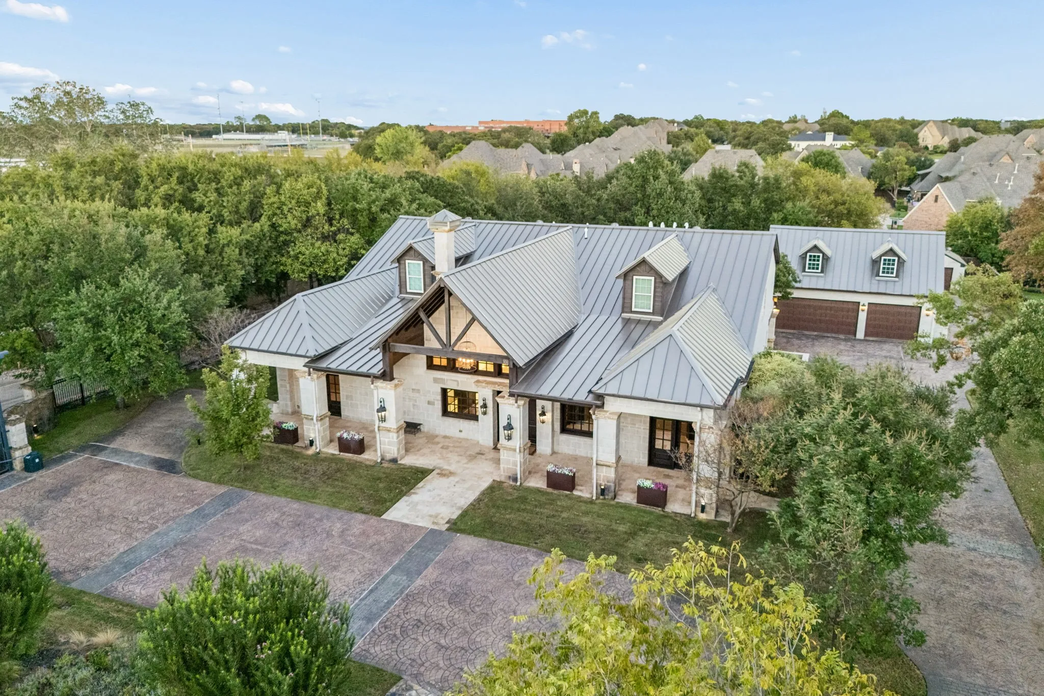 Single Family Residence For Sale in Tarrant County , 585 Shady Oaks Drive, Southlake, Texas 76092, 6 Bedroom, 5 Bathroom, 4 Garage spaces, 6,656 Sqft, built in 1977, mls#21407257, Real Estate Agent in Southlake, Homes For Sale in Tarrant county, Homes For Sale in Southlake, Realtor in Southlake Texas, Real Estate Brokerage Independent Realty Texas, Luminita Cordes Realtor