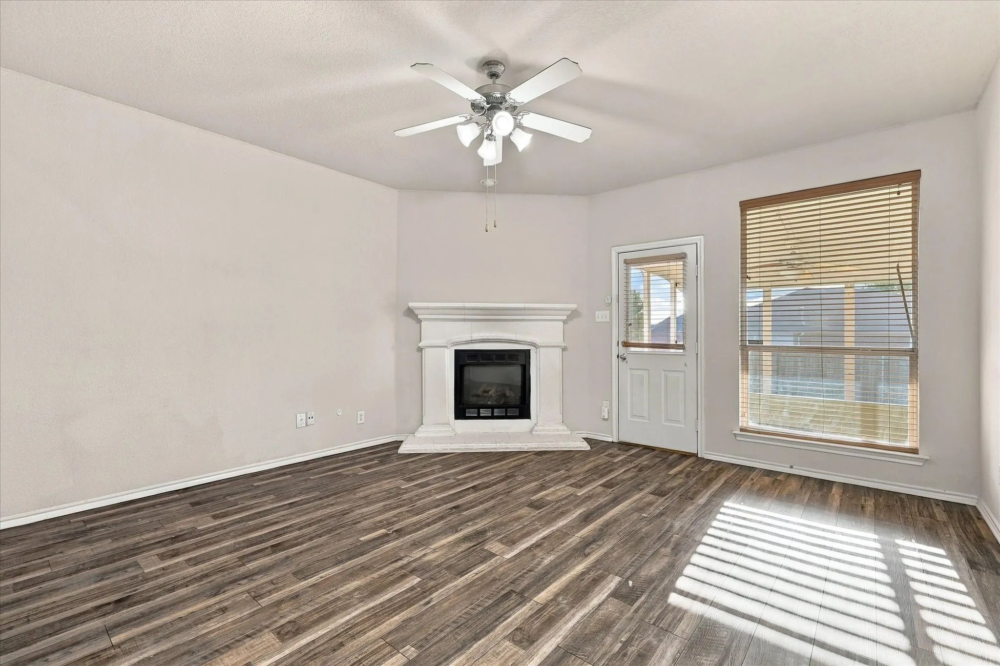 Single Family Residence For Rent in Tarrant County , 6316 Miranda Drive, Fort Worth, Texas 76131, 3 Bedroom, 2 Bathroom, 2 Garage spaces, 1,474 Sqft, built in 2005, mls#21408245, Real Estate Agent in Fort Worth, Homes For Rent in Tarrant county, Homes For Rent in Fort Worth, Realtor in Fort Worth Texas, Real Estate Brokerage Independent Realty Texas, Luminita Cordes Realtor
