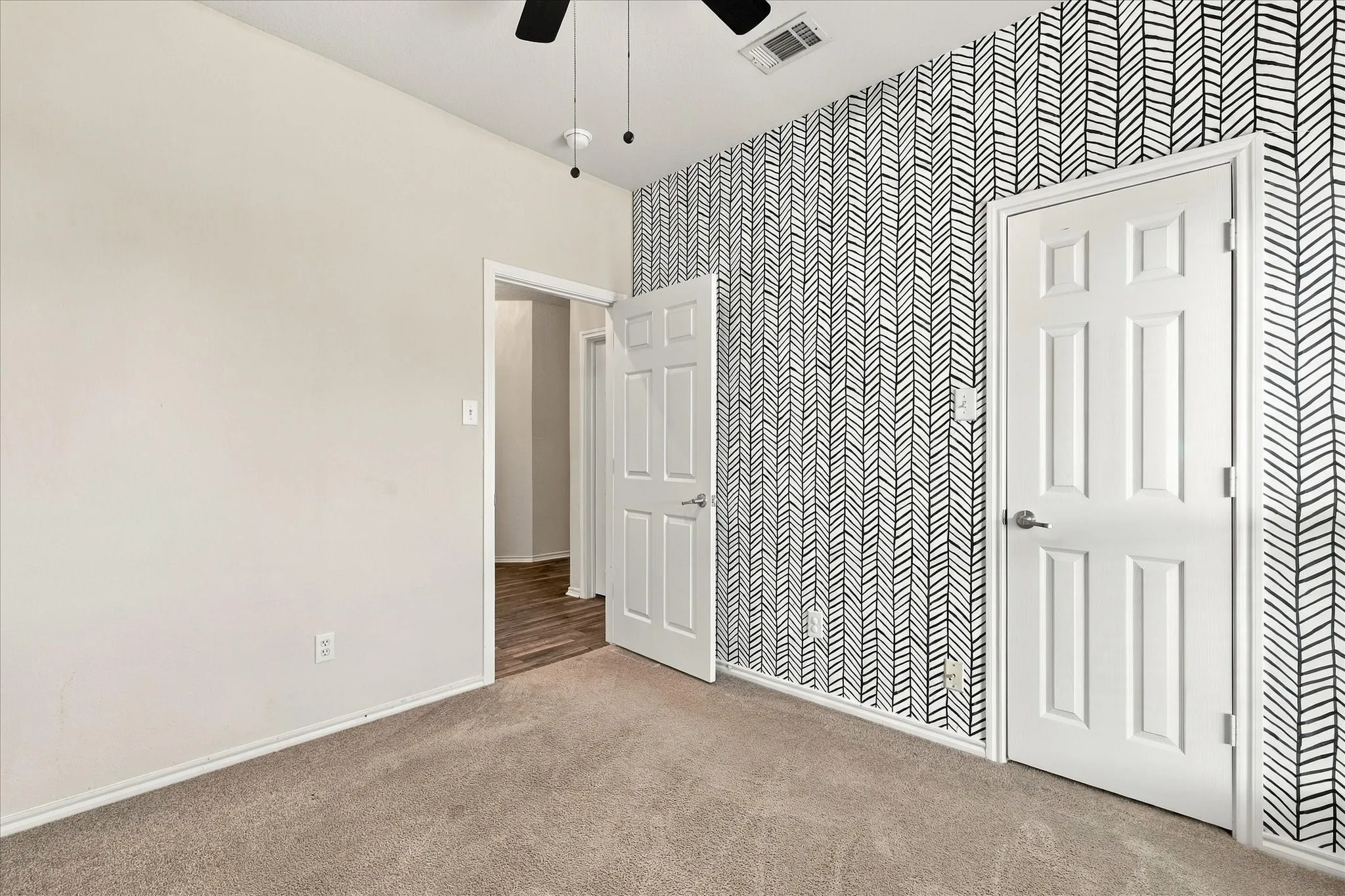 Single Family Residence For Rent in Tarrant County , 6316 Miranda Drive, Fort Worth, Texas 76131, 3 Bedroom, 2 Bathroom, 2 Garage spaces, 1,474 Sqft, built in 2005, mls#21408245, Real Estate Agent in Fort Worth, Homes For Rent in Tarrant county, Homes For Rent in Fort Worth, Realtor in Fort Worth Texas, Real Estate Brokerage Independent Realty Texas, Luminita Cordes Realtor