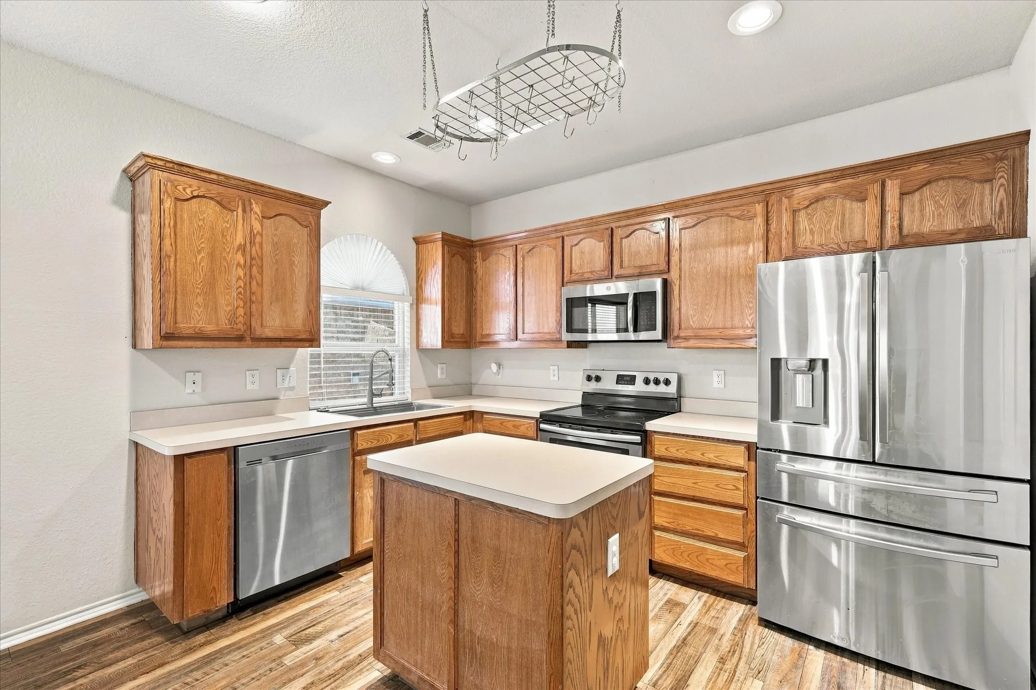 Single Family Residence For Rent in Tarrant County , 6316 Miranda Drive, Fort Worth, Texas 76131, 3 Bedroom, 2 Bathroom, 2 Garage spaces, 1,474 Sqft, built in 2005, mls#21408245, Real Estate Agent in Fort Worth, Homes For Rent in Tarrant county, Homes For Rent in Fort Worth, Realtor in Fort Worth Texas, Real Estate Brokerage Independent Realty Texas, Luminita Cordes Realtor