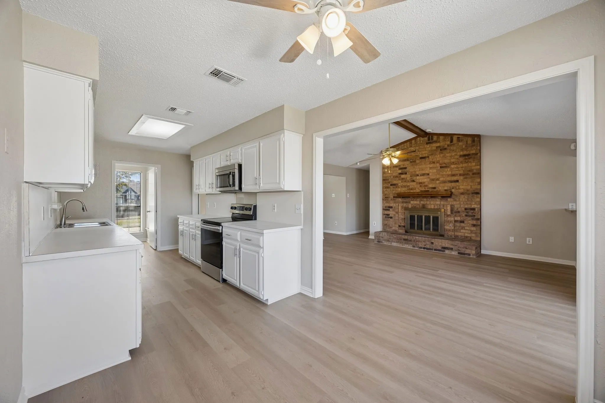 Single Family Residence For Sale in Denton County , 1721 Paxton Drive, Carrollton, Texas 75007, 4 Bedroom, 2 Bathroom, 2 Garage spaces, 1,933 Sqft, built in 1983, mls#21406019, Real Estate Agent in Carrollton, Homes For Sale in Denton county, Homes For Sale in Carrollton, Realtor in Carrollton Texas, Real Estate Brokerage Independent Realty Texas, Luminita Cordes Realtor