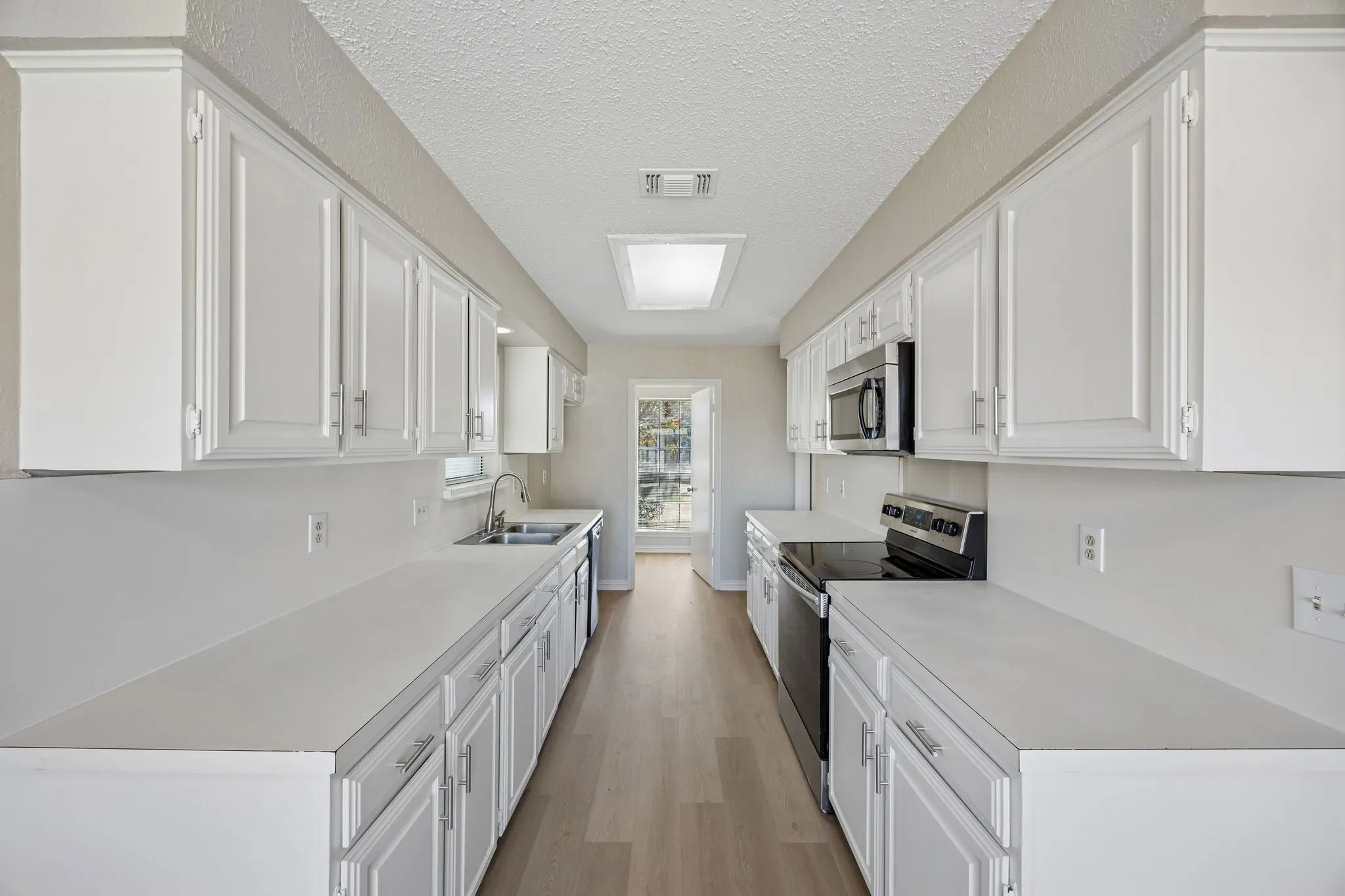 Single Family Residence For Sale in Denton County , 1721 Paxton Drive, Carrollton, Texas 75007, 4 Bedroom, 2 Bathroom, 2 Garage spaces, 1,933 Sqft, built in 1983, mls#21406019, Real Estate Agent in Carrollton, Homes For Sale in Denton county, Homes For Sale in Carrollton, Realtor in Carrollton Texas, Real Estate Brokerage Independent Realty Texas, Luminita Cordes Realtor