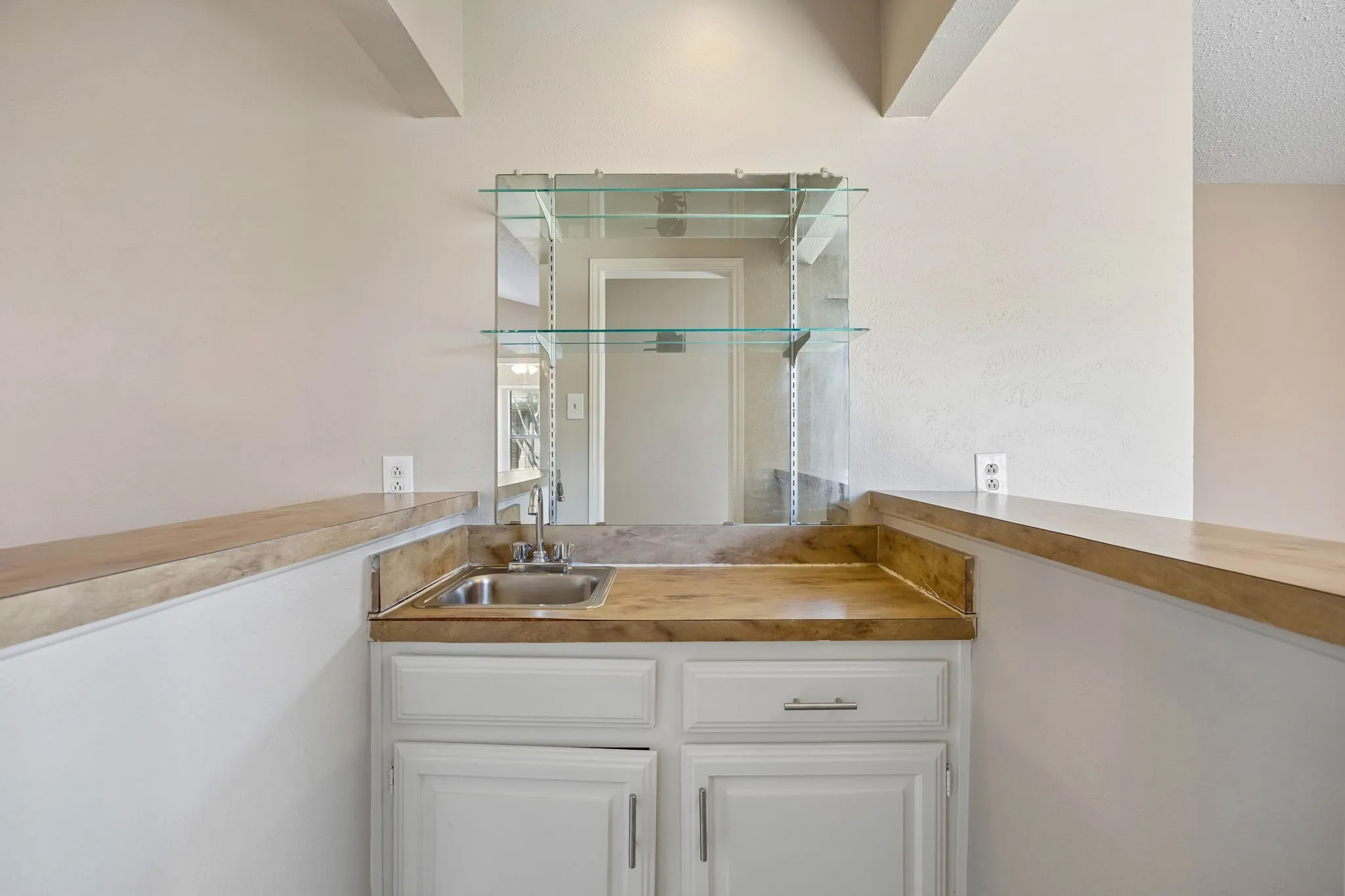 Single Family Residence For Sale in Denton County , 1721 Paxton Drive, Carrollton, Texas 75007, 4 Bedroom, 2 Bathroom, 2 Garage spaces, 1,933 Sqft, built in 1983, mls#21406019, Real Estate Agent in Carrollton, Homes For Sale in Denton county, Homes For Sale in Carrollton, Realtor in Carrollton Texas, Real Estate Brokerage Independent Realty Texas, Luminita Cordes Realtor