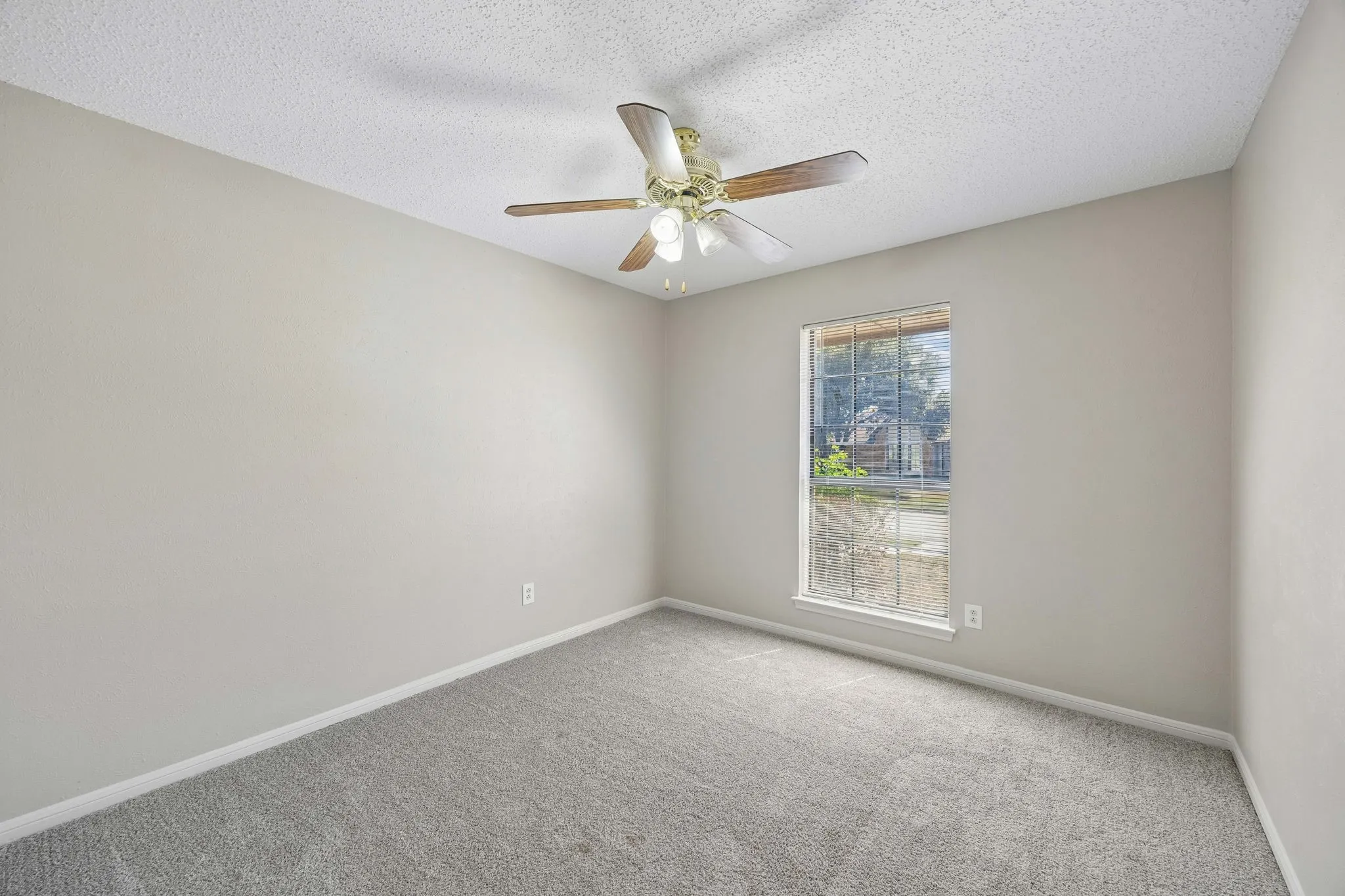 Single Family Residence For Sale in Denton County , 1721 Paxton Drive, Carrollton, Texas 75007, 4 Bedroom, 2 Bathroom, 2 Garage spaces, 1,933 Sqft, built in 1983, mls#21406019, Real Estate Agent in Carrollton, Homes For Sale in Denton county, Homes For Sale in Carrollton, Realtor in Carrollton Texas, Real Estate Brokerage Independent Realty Texas, Luminita Cordes Realtor