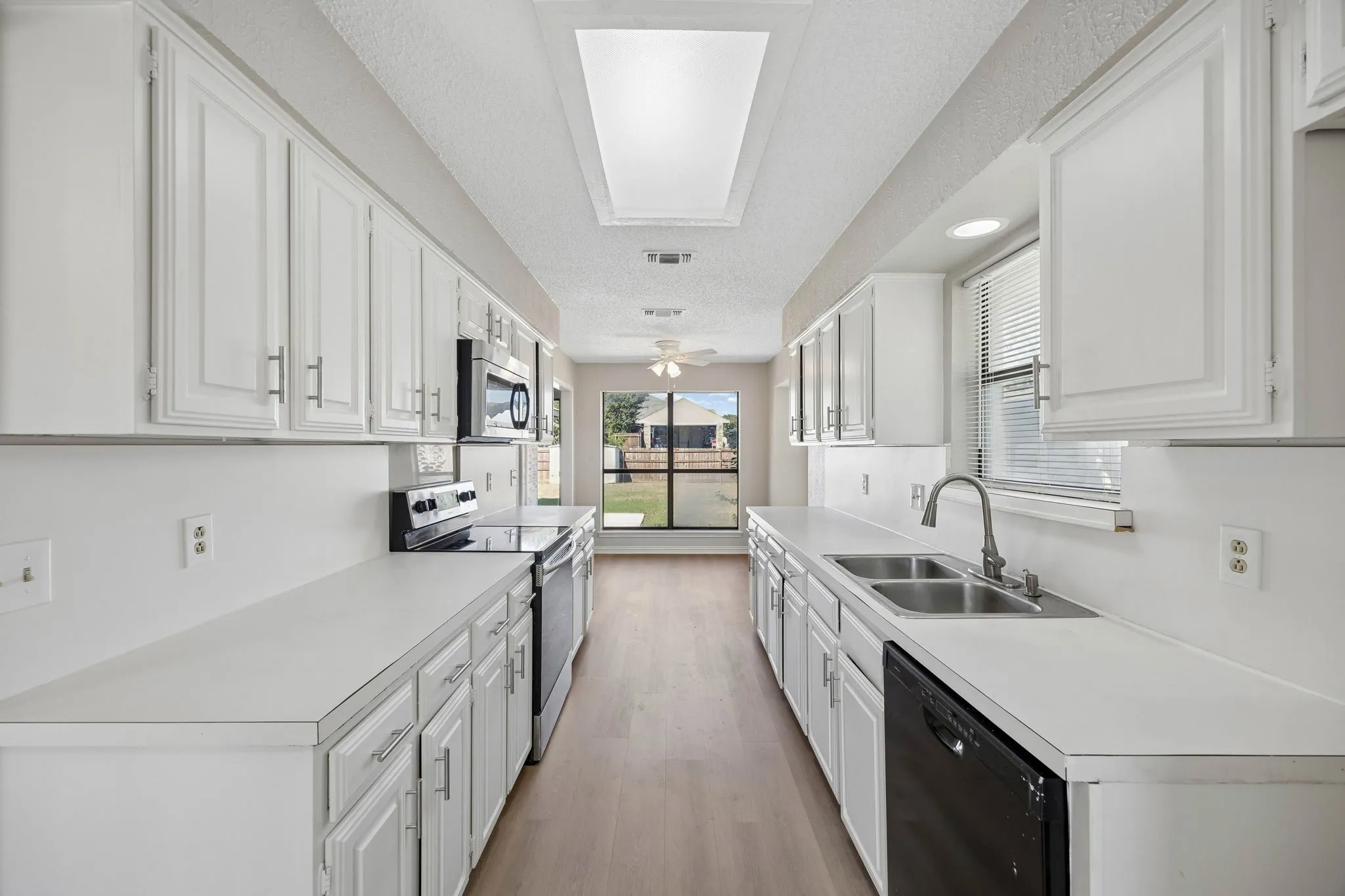 Single Family Residence For Sale in Denton County , 1721 Paxton Drive, Carrollton, Texas 75007, 4 Bedroom, 2 Bathroom, 2 Garage spaces, 1,933 Sqft, built in 1983, mls#21406019, Real Estate Agent in Carrollton, Homes For Sale in Denton county, Homes For Sale in Carrollton, Realtor in Carrollton Texas, Real Estate Brokerage Independent Realty Texas, Luminita Cordes Realtor