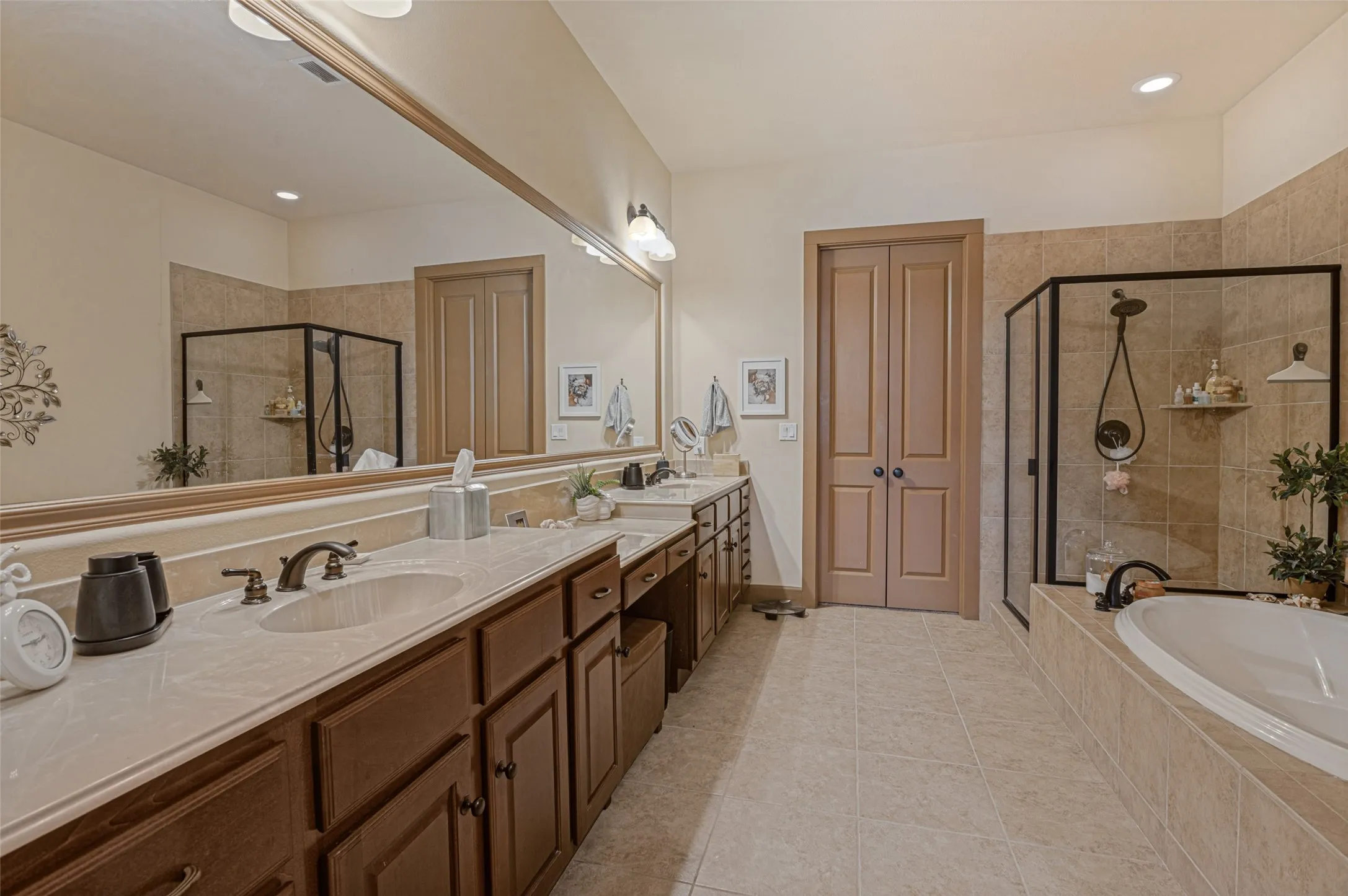 Condominium For Sale in Dallas County , 610 Via Ravello 212, Irving, Texas 75039, 2 Bedroom, 3 Bathroom, 2 Garage spaces, 1,966 Sqft, built in 2007, mls#21408190, Real Estate Agent in Irving, Homes For Sale in Dallas county, Homes For Sale in Irving, Realtor in Irving Texas, Real Estate Brokerage Independent Realty Texas, Luminita Cordes Realtor