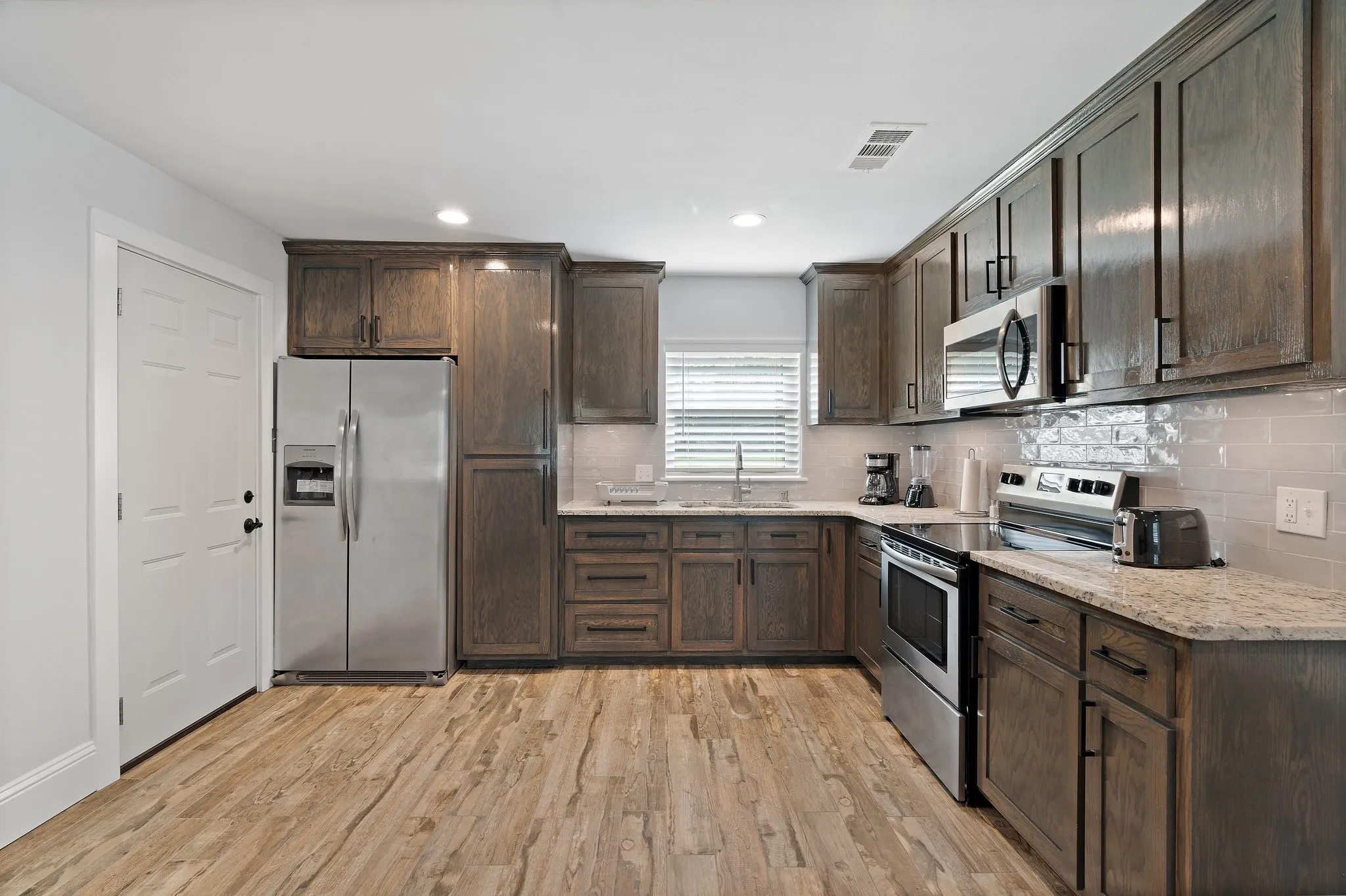 Single Family Residence For Rent in Dallas County , 3308 Alaska Avenue, Dallas, Texas 75216, 3 Bedroom, 2 Bathroom, Garage spaces, 1,104 Sqft, built in 1952, mls#21403125, Real Estate Agent in Dallas, Homes For Rent in Dallas county, Homes For Rent in Dallas, Realtor in Dallas Texas, Real Estate Brokerage Independent Realty Texas, Luminita Cordes Realtor