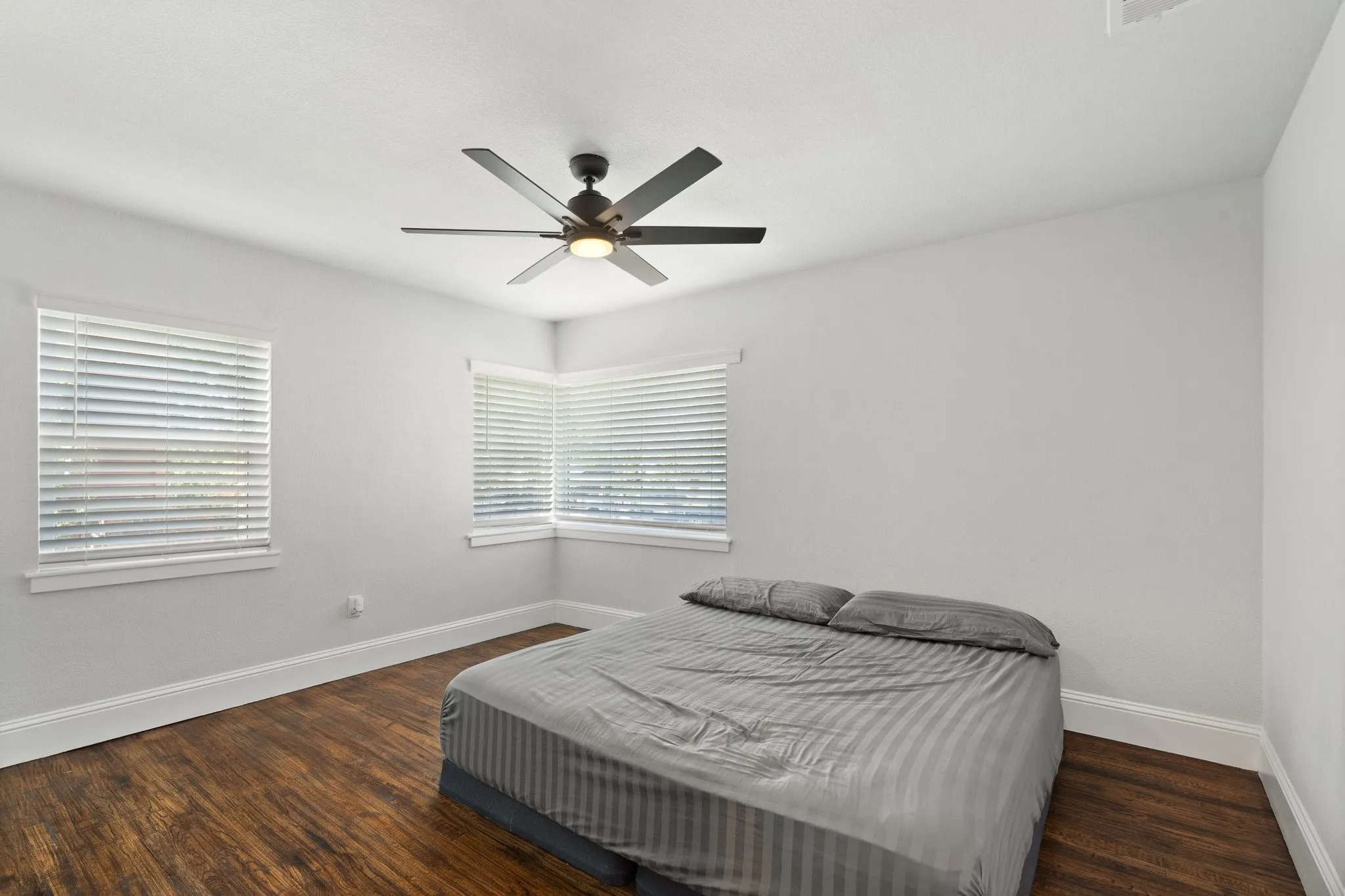Single Family Residence For Rent in Dallas County , 3308 Alaska Avenue, Dallas, Texas 75216, 3 Bedroom, 2 Bathroom, Garage spaces, 1,104 Sqft, built in 1952, mls#21403125, Real Estate Agent in Dallas, Homes For Rent in Dallas county, Homes For Rent in Dallas, Realtor in Dallas Texas, Real Estate Brokerage Independent Realty Texas, Luminita Cordes Realtor