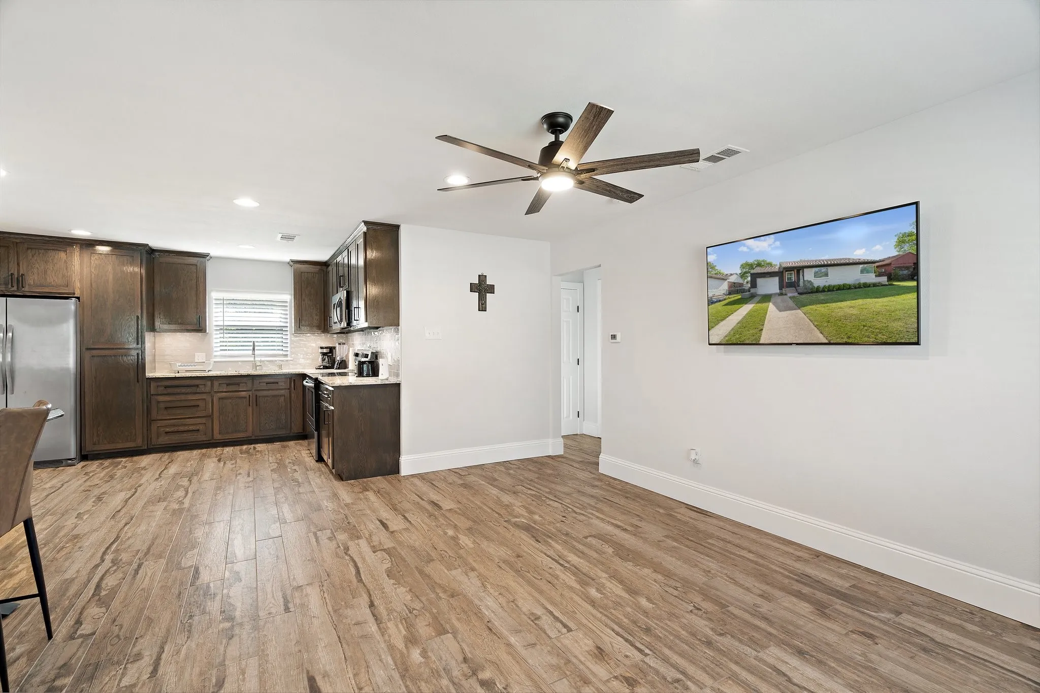 Single Family Residence For Rent in Dallas County , 3308 Alaska Avenue, Dallas, Texas 75216, 3 Bedroom, 2 Bathroom, Garage spaces, 1,104 Sqft, built in 1952, mls#21403125, Real Estate Agent in Dallas, Homes For Rent in Dallas county, Homes For Rent in Dallas, Realtor in Dallas Texas, Real Estate Brokerage Independent Realty Texas, Luminita Cordes Realtor