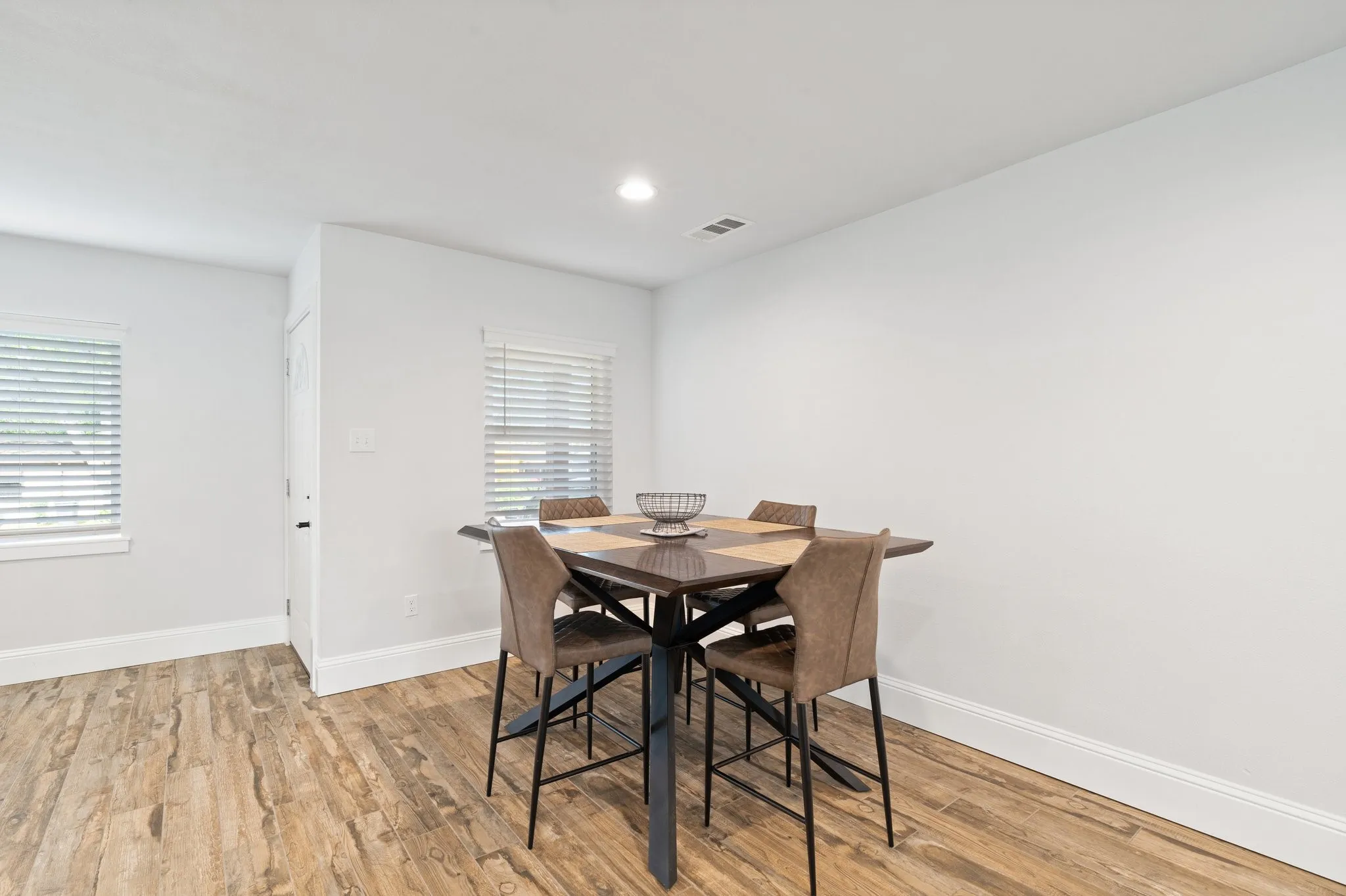 Single Family Residence For Rent in Dallas County , 3308 Alaska Avenue, Dallas, Texas 75216, 3 Bedroom, 2 Bathroom, Garage spaces, 1,104 Sqft, built in 1952, mls#21403125, Real Estate Agent in Dallas, Homes For Rent in Dallas county, Homes For Rent in Dallas, Realtor in Dallas Texas, Real Estate Brokerage Independent Realty Texas, Luminita Cordes Realtor