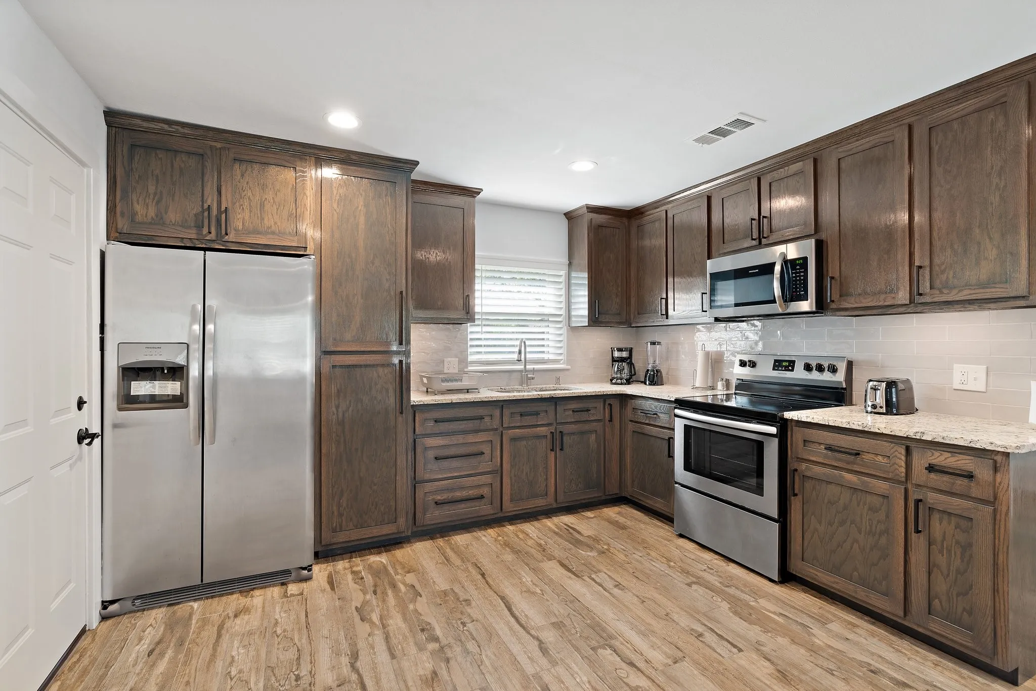 Single Family Residence For Rent in Dallas County , 3308 Alaska Avenue, Dallas, Texas 75216, 3 Bedroom, 2 Bathroom, Garage spaces, 1,104 Sqft, built in 1952, mls#21403125, Real Estate Agent in Dallas, Homes For Rent in Dallas county, Homes For Rent in Dallas, Realtor in Dallas Texas, Real Estate Brokerage Independent Realty Texas, Luminita Cordes Realtor