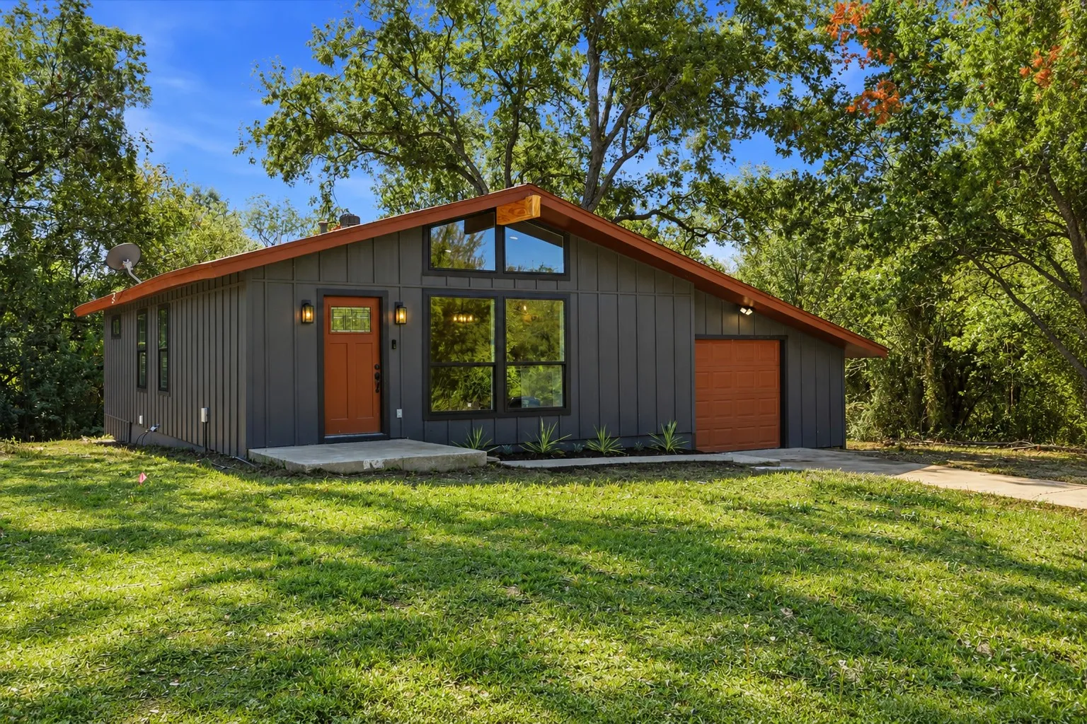 Single Family Residence For Sale in Hunt County , 8095 County Road 3415, Lone Oak, Texas 75453, 3 Bedroom, 2 Bathroom, 1 Garage spaces, 1,282 Sqft, built in 1980, mls#21408294, Real Estate Agent in Lone Oak, Homes For Sale in Hunt county, Homes For Sale in Lone Oak, Realtor in Lone Oak Texas, Real Estate Brokerage Independent Realty Texas, Luminita Cordes Realtor
