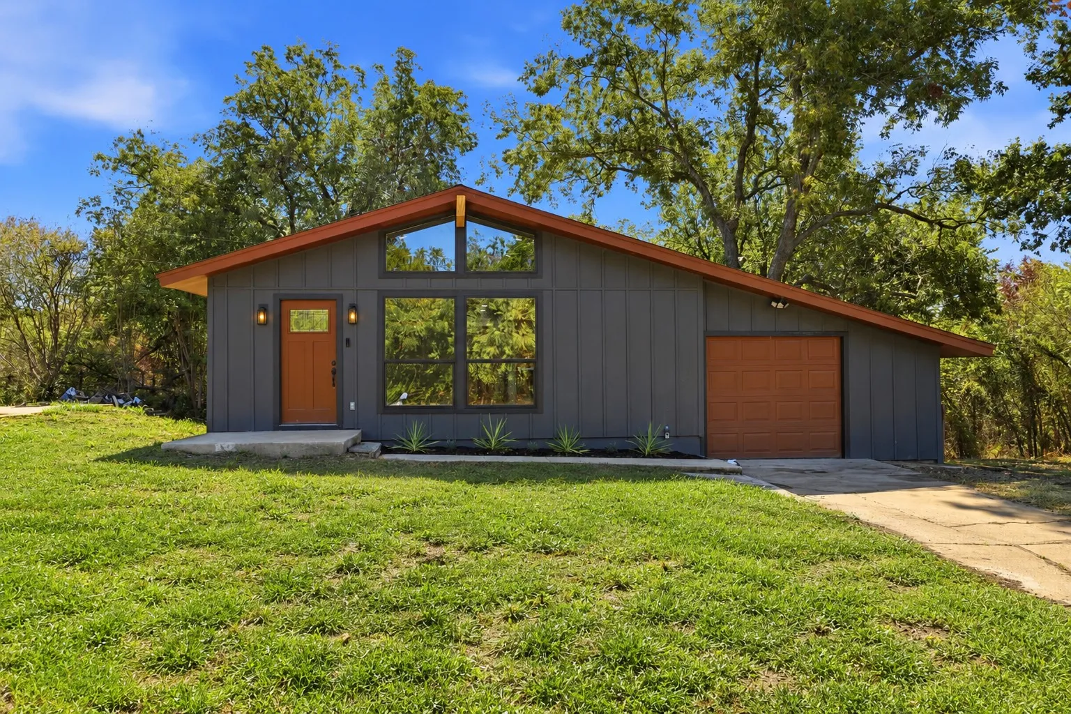 Single Family Residence For Sale in Hunt County , 8095 County Road 3415, Lone Oak, Texas 75453, 3 Bedroom, 2 Bathroom, 1 Garage spaces, 1,282 Sqft, built in 1980, mls#21408294, Real Estate Agent in Lone Oak, Homes For Sale in Hunt county, Homes For Sale in Lone Oak, Realtor in Lone Oak Texas, Real Estate Brokerage Independent Realty Texas, Luminita Cordes Realtor