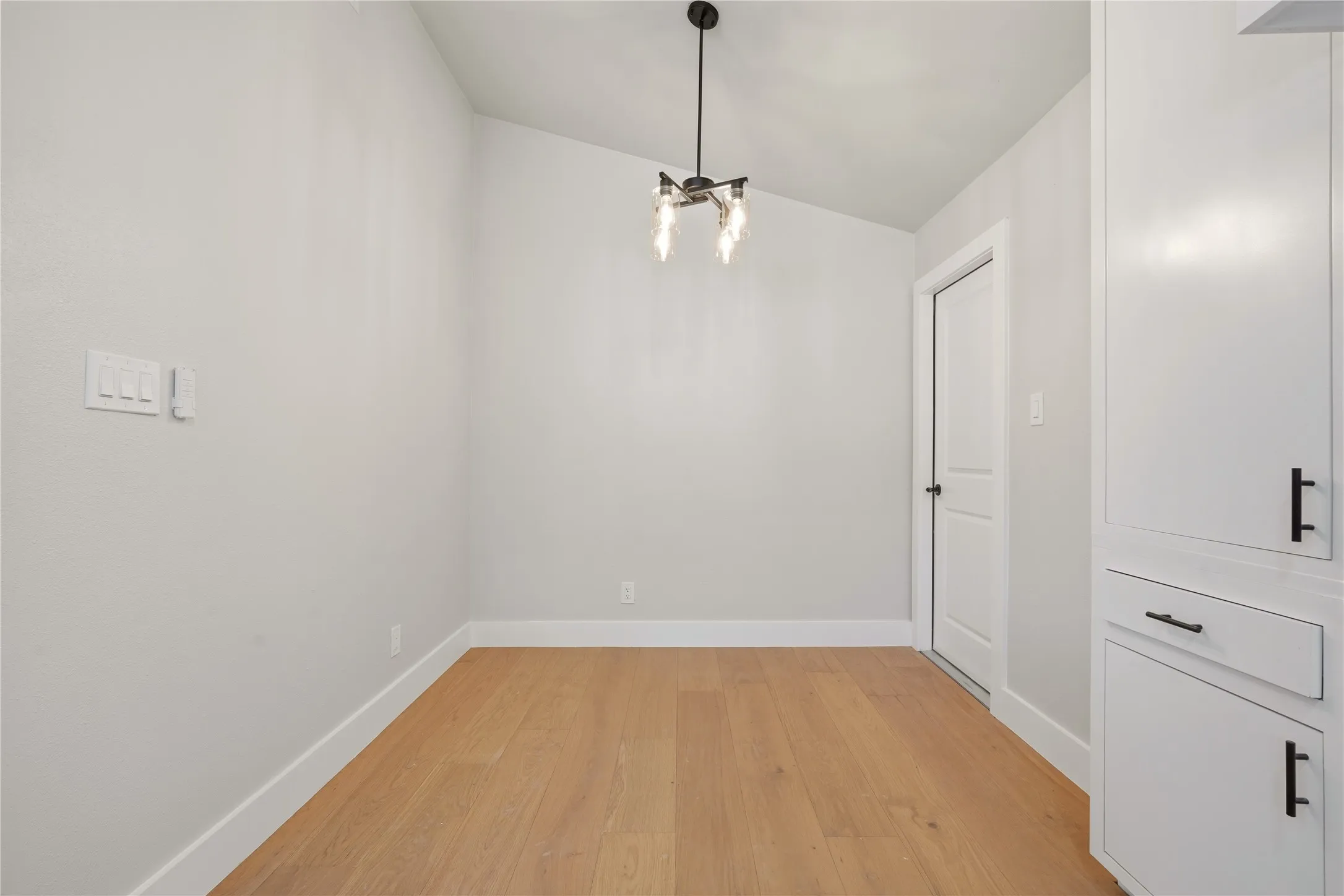 Single Family Residence For Sale in Hunt County , 8095 County Road 3415, Lone Oak, Texas 75453, 3 Bedroom, 2 Bathroom, 1 Garage spaces, 1,282 Sqft, built in 1980, mls#21408294, Real Estate Agent in Lone Oak, Homes For Sale in Hunt county, Homes For Sale in Lone Oak, Realtor in Lone Oak Texas, Real Estate Brokerage Independent Realty Texas, Luminita Cordes Realtor