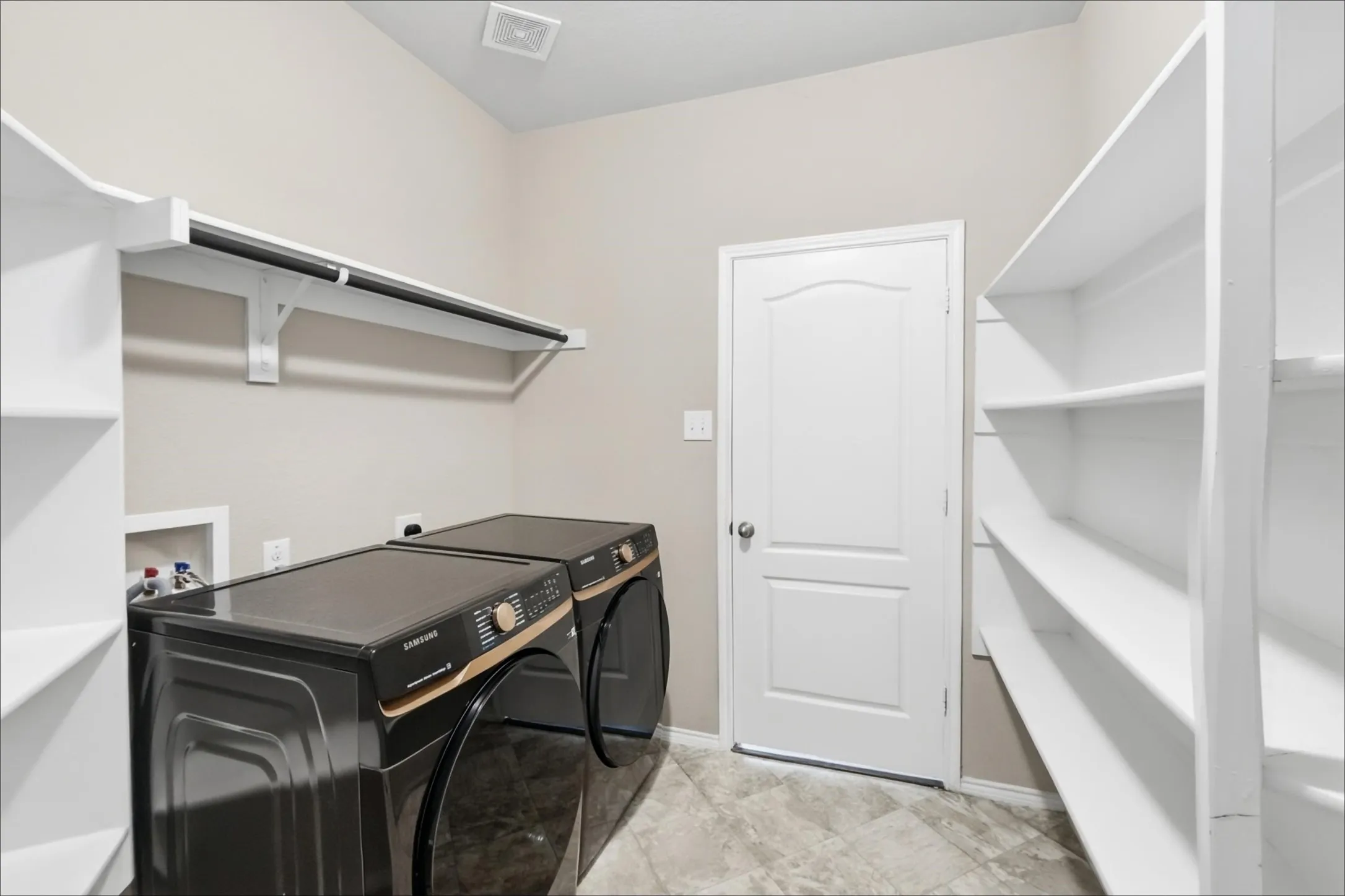 Single Family Residence For Rent in Tarrant County , 3028 Coyote Canyon Trail, Fort Worth, Texas 76108, 4 Bedroom, 4 Bathroom, 2 Garage spaces, 2,609 Sqft, built in 2018, mls#21408298, Real Estate Agent in Fort Worth, Homes For Rent in Tarrant county, Homes For Rent in Fort Worth, Realtor in Fort Worth Texas, Real Estate Brokerage Independent Realty Texas, Luminita Cordes Realtor