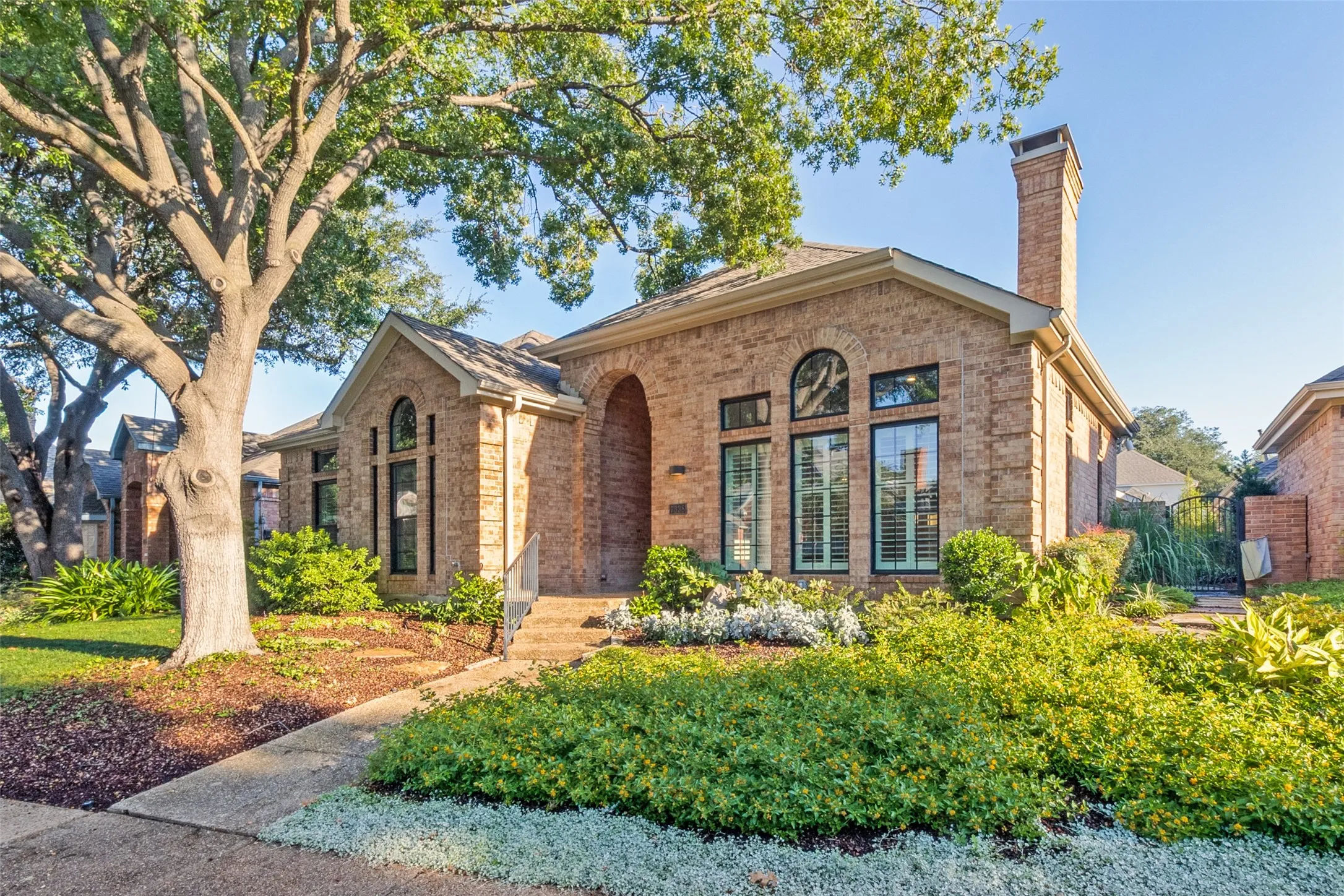 Single Family Residence For Sale in Dallas County , 7338 Lane Park Drive, Dallas, Texas 75225, 3 Bedroom, 2 Bathroom, 2 Garage spaces, 2,986 Sqft, built in 1986, mls#21406068, Real Estate Agent in Dallas, Homes For Sale in Dallas county, Homes For Sale in Dallas, Realtor in Dallas Texas, Real Estate Brokerage Independent Realty Texas, Luminita Cordes Realtor