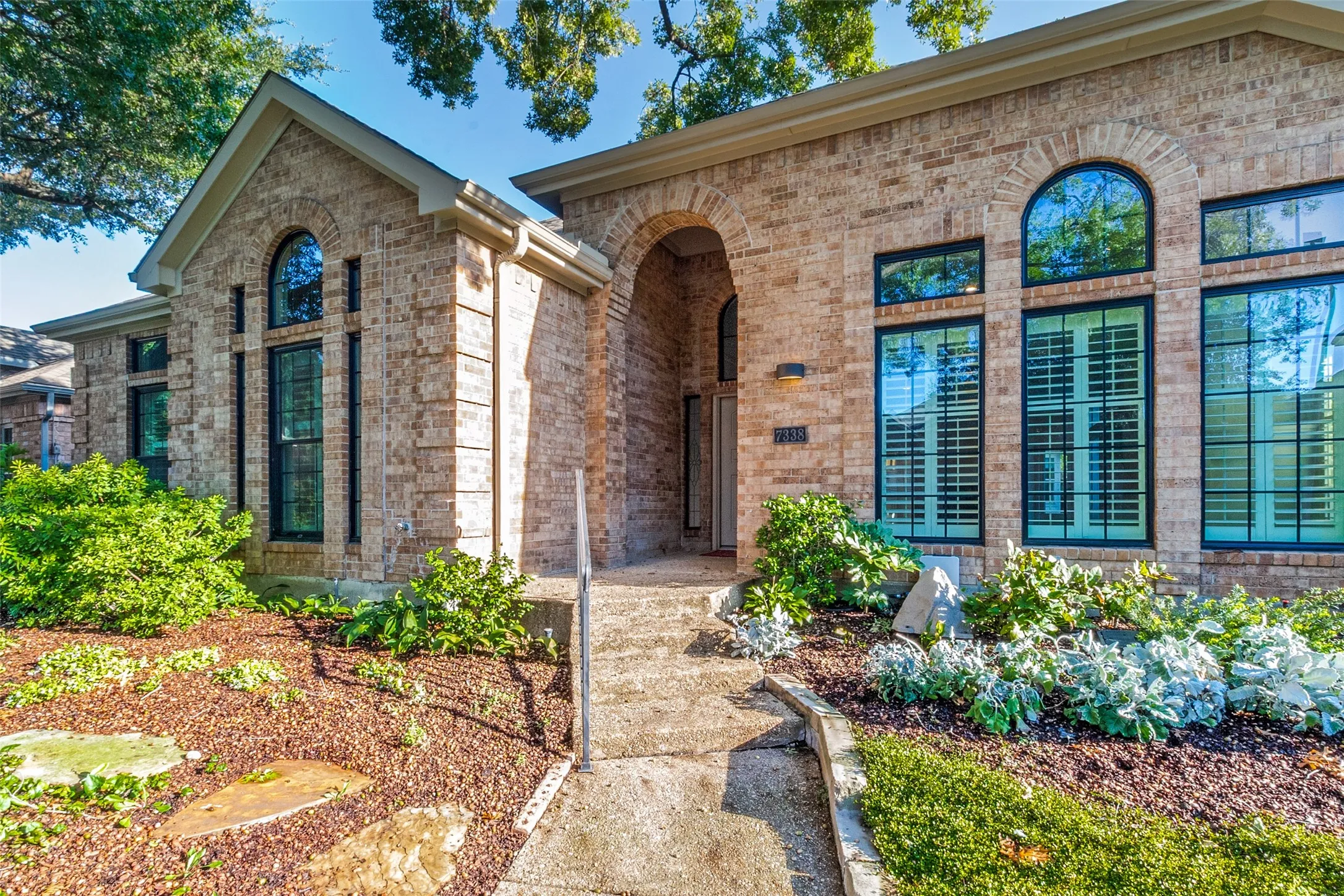 Single Family Residence For Sale in Dallas County , 7338 Lane Park Drive, Dallas, Texas 75225, 3 Bedroom, 2 Bathroom, 2 Garage spaces, 2,986 Sqft, built in 1986, mls#21406068, Real Estate Agent in Dallas, Homes For Sale in Dallas county, Homes For Sale in Dallas, Realtor in Dallas Texas, Real Estate Brokerage Independent Realty Texas, Luminita Cordes Realtor