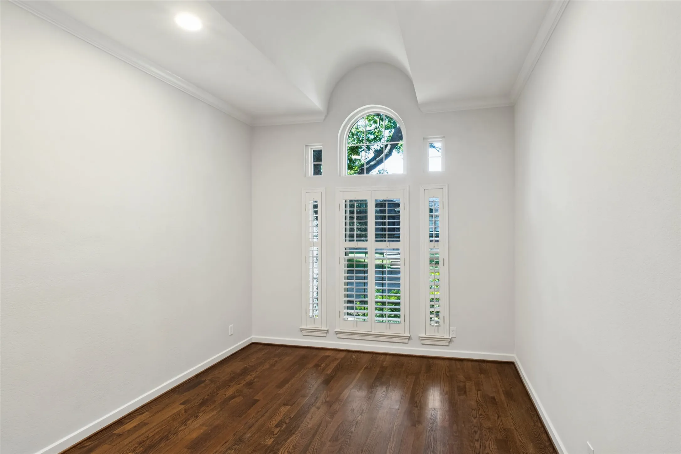 2nd bedroom in front of house