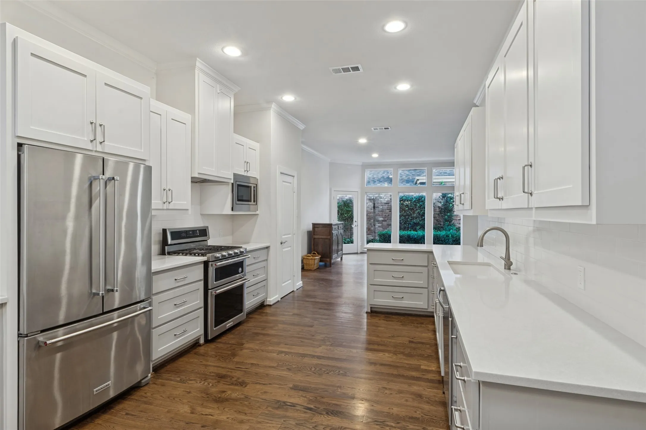 Single Family Residence For Sale in Dallas County , 7338 Lane Park Drive, Dallas, Texas 75225, 3 Bedroom, 2 Bathroom, 2 Garage spaces, 2,986 Sqft, built in 1986, mls#21406068, Real Estate Agent in Dallas, Homes For Sale in Dallas county, Homes For Sale in Dallas, Realtor in Dallas Texas, Real Estate Brokerage Independent Realty Texas, Luminita Cordes Realtor