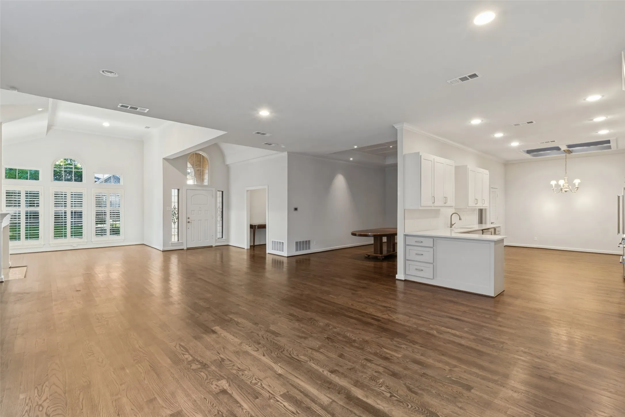 Single Family Residence For Sale in Dallas County , 7338 Lane Park Drive, Dallas, Texas 75225, 3 Bedroom, 2 Bathroom, 2 Garage spaces, 2,986 Sqft, built in 1986, mls#21406068, Real Estate Agent in Dallas, Homes For Sale in Dallas county, Homes For Sale in Dallas, Realtor in Dallas Texas, Real Estate Brokerage Independent Realty Texas, Luminita Cordes Realtor