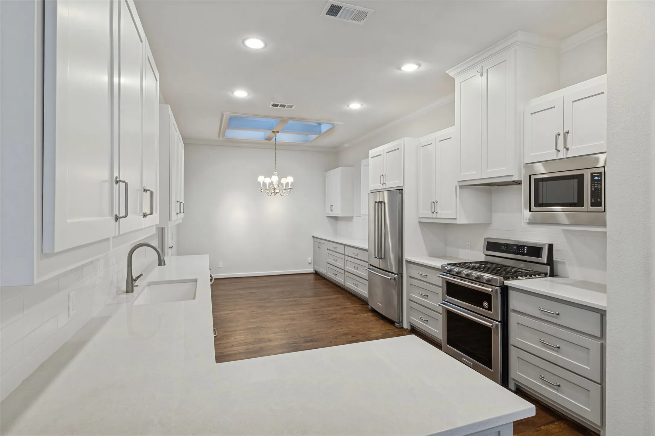 Single Family Residence For Sale in Dallas County , 7338 Lane Park Drive, Dallas, Texas 75225, 3 Bedroom, 2 Bathroom, 2 Garage spaces, 2,986 Sqft, built in 1986, mls#21406068, Real Estate Agent in Dallas, Homes For Sale in Dallas county, Homes For Sale in Dallas, Realtor in Dallas Texas, Real Estate Brokerage Independent Realty Texas, Luminita Cordes Realtor