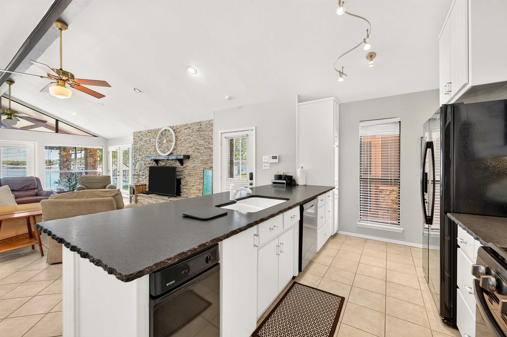 Single Family Residence For Sale in Palo Pinto County , 1004 Standing Cypress, Possum Kingdom Lake, Texas 76449, 4 Bedroom, 4 Bathroom, Garage spaces, 2,335 Sqft, built in 1978, mls#21408253, Real Estate Agent in Possum Kingdom Lake, Homes For Sale in Palo Pinto county, Homes For Sale in Possum Kingdom Lake, Realtor in Possum Kingdom Lake Texas, Real Estate Brokerage Independent Realty Texas, Luminita Cordes Realtor