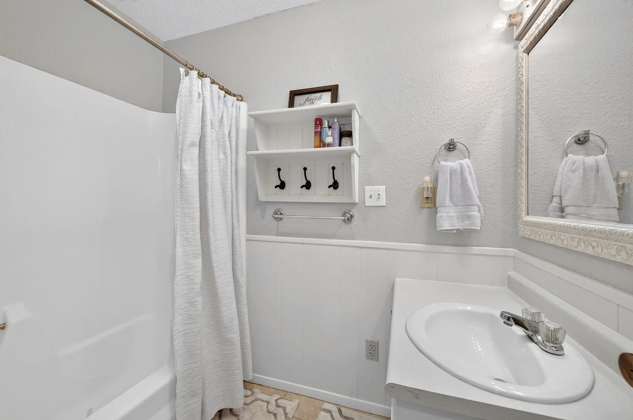 Single Family Residence For Sale in Palo Pinto County , 1004 Standing Cypress, Possum Kingdom Lake, Texas 76449, 4 Bedroom, 4 Bathroom, Garage spaces, 2,335 Sqft, built in 1978, mls#21408253, Real Estate Agent in Possum Kingdom Lake, Homes For Sale in Palo Pinto county, Homes For Sale in Possum Kingdom Lake, Realtor in Possum Kingdom Lake Texas, Real Estate Brokerage Independent Realty Texas, Luminita Cordes Realtor