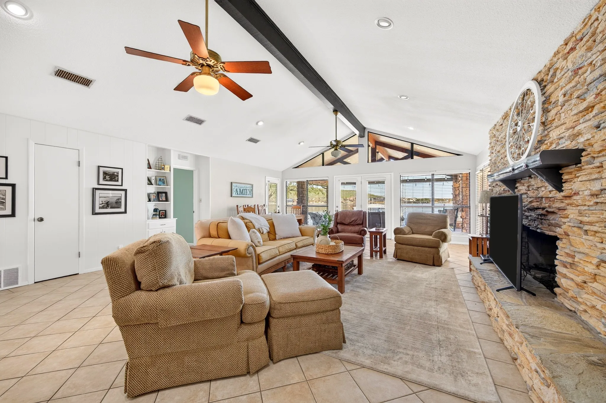 Single Family Residence For Sale in Palo Pinto County , 1004 Standing Cypress, Possum Kingdom Lake, Texas 76449, 4 Bedroom, 4 Bathroom, Garage spaces, 2,335 Sqft, built in 1978, mls#21408253, Real Estate Agent in Possum Kingdom Lake, Homes For Sale in Palo Pinto county, Homes For Sale in Possum Kingdom Lake, Realtor in Possum Kingdom Lake Texas, Real Estate Brokerage Independent Realty Texas, Luminita Cordes Realtor