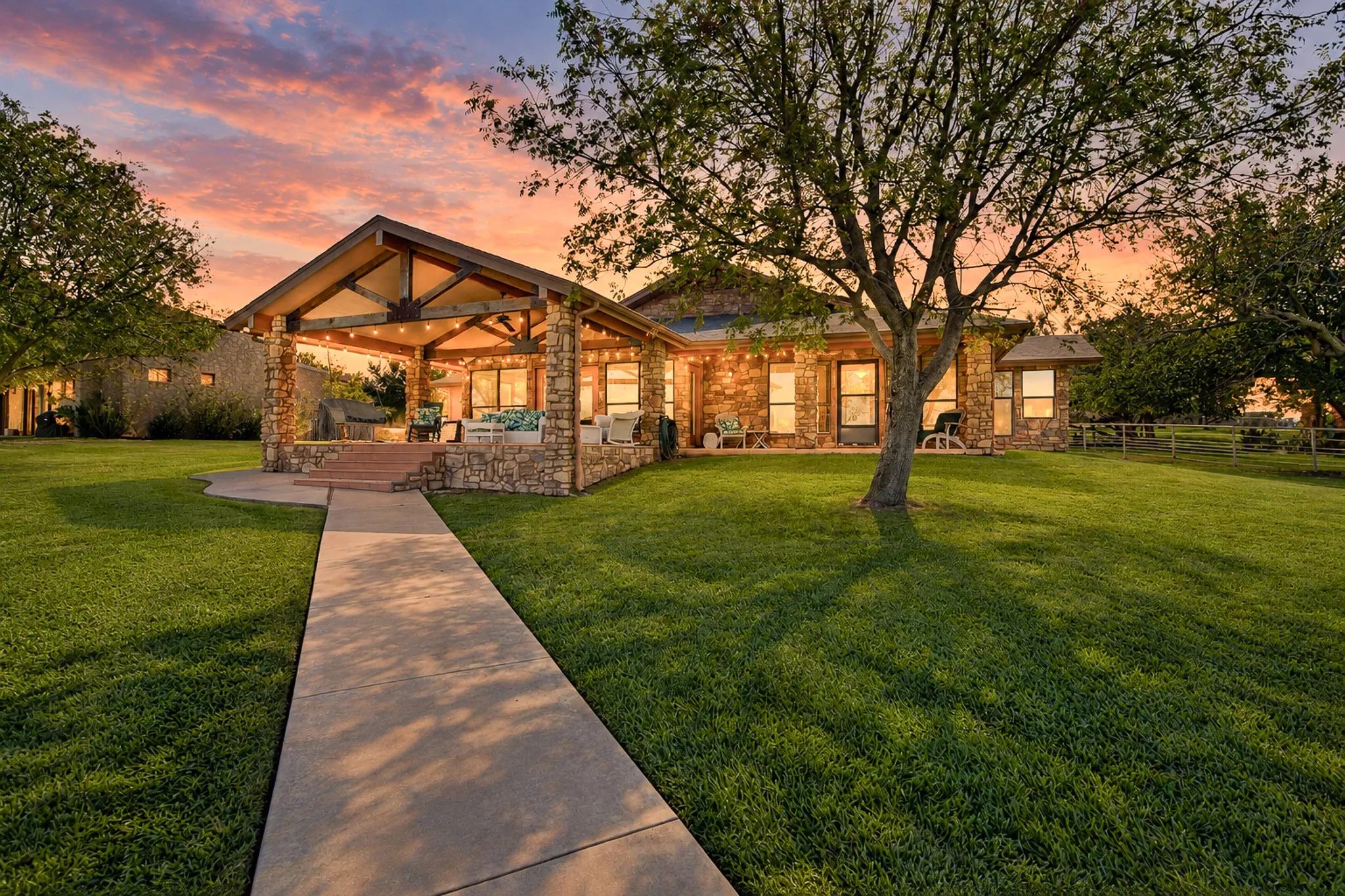 Single Family Residence For Sale in Palo Pinto County , 1004 Standing Cypress, Possum Kingdom Lake, Texas 76449, 4 Bedroom, 4 Bathroom, Garage spaces, 2,335 Sqft, built in 1978, mls#21408253, Real Estate Agent in Possum Kingdom Lake, Homes For Sale in Palo Pinto county, Homes For Sale in Possum Kingdom Lake, Realtor in Possum Kingdom Lake Texas, Real Estate Brokerage Independent Realty Texas, Luminita Cordes Realtor