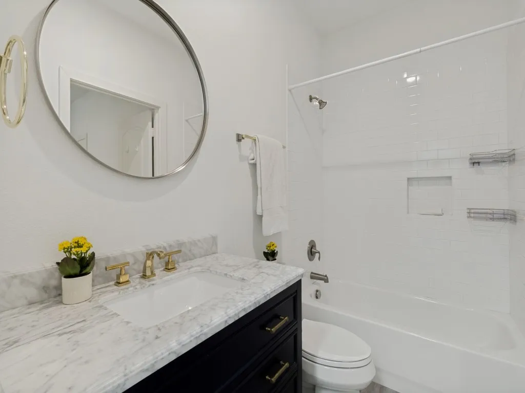 Ensuite bath-secondary 3rd floor bedroom