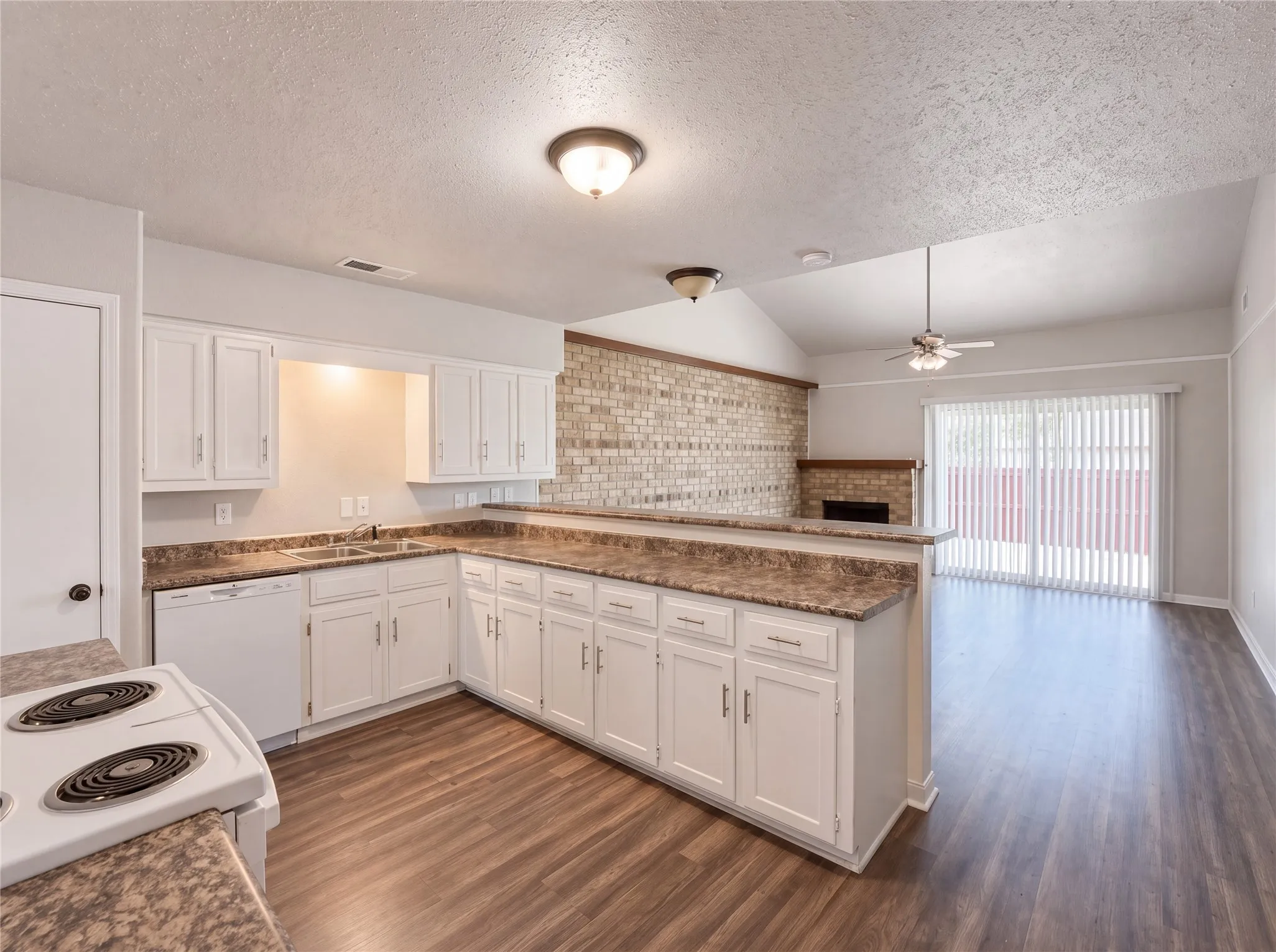 Duplex For Rent in Collin County , 1800 Camelot Cove, Plano, Texas 75074, 3 Bedroom, 2 Bathroom, Garage spaces, 1,522 Sqft, built in 1975, mls#21404829, Real Estate Agent in Plano, Homes For Rent in Collin county, Homes For Rent in Plano, Realtor in Plano Texas, Real Estate Brokerage Independent Realty Texas, Luminita Cordes Realtor