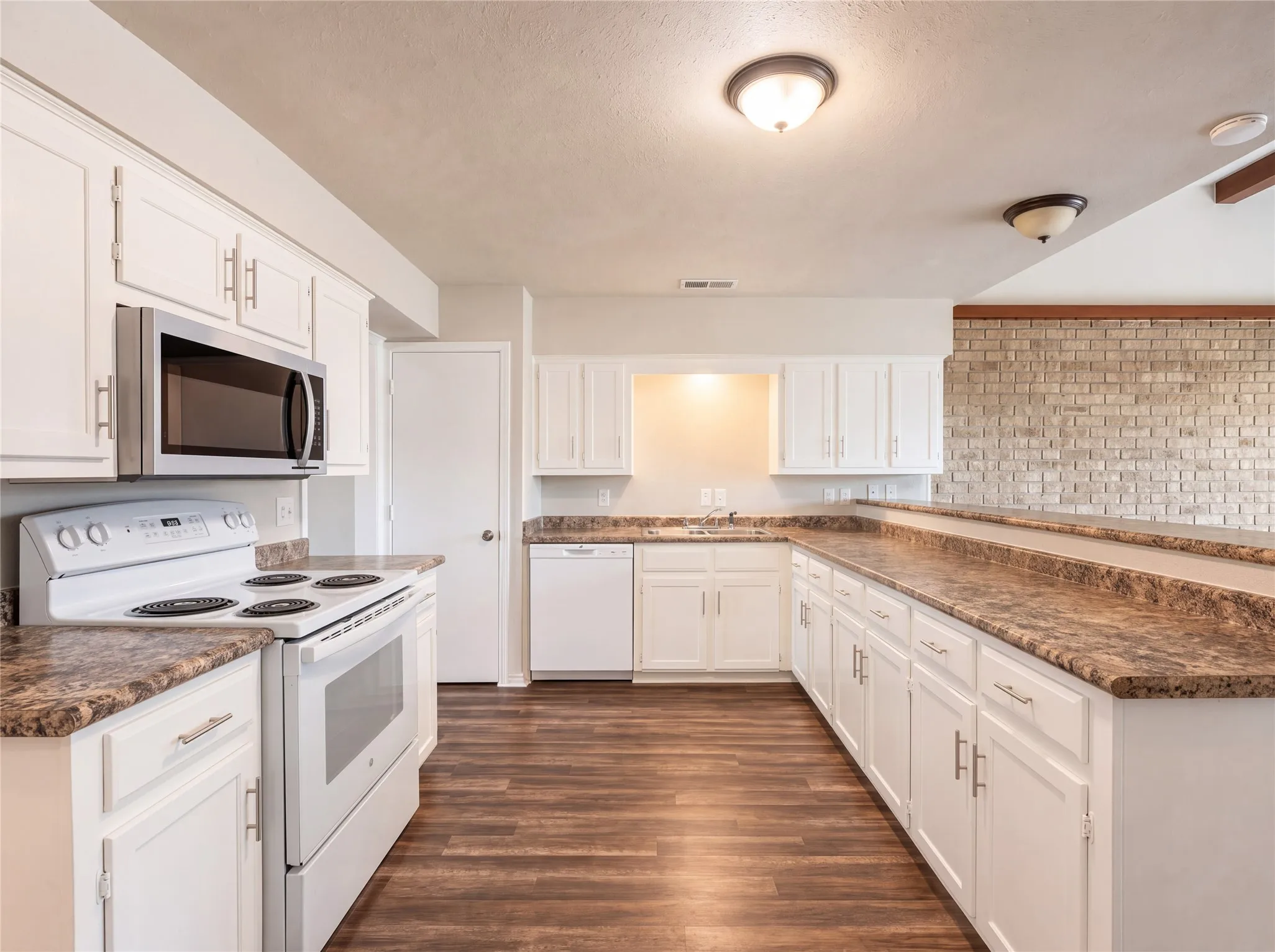 Duplex For Rent in Collin County , 1800 Camelot Cove, Plano, Texas 75074, 3 Bedroom, 2 Bathroom, Garage spaces, 1,522 Sqft, built in 1975, mls#21404829, Real Estate Agent in Plano, Homes For Rent in Collin county, Homes For Rent in Plano, Realtor in Plano Texas, Real Estate Brokerage Independent Realty Texas, Luminita Cordes Realtor