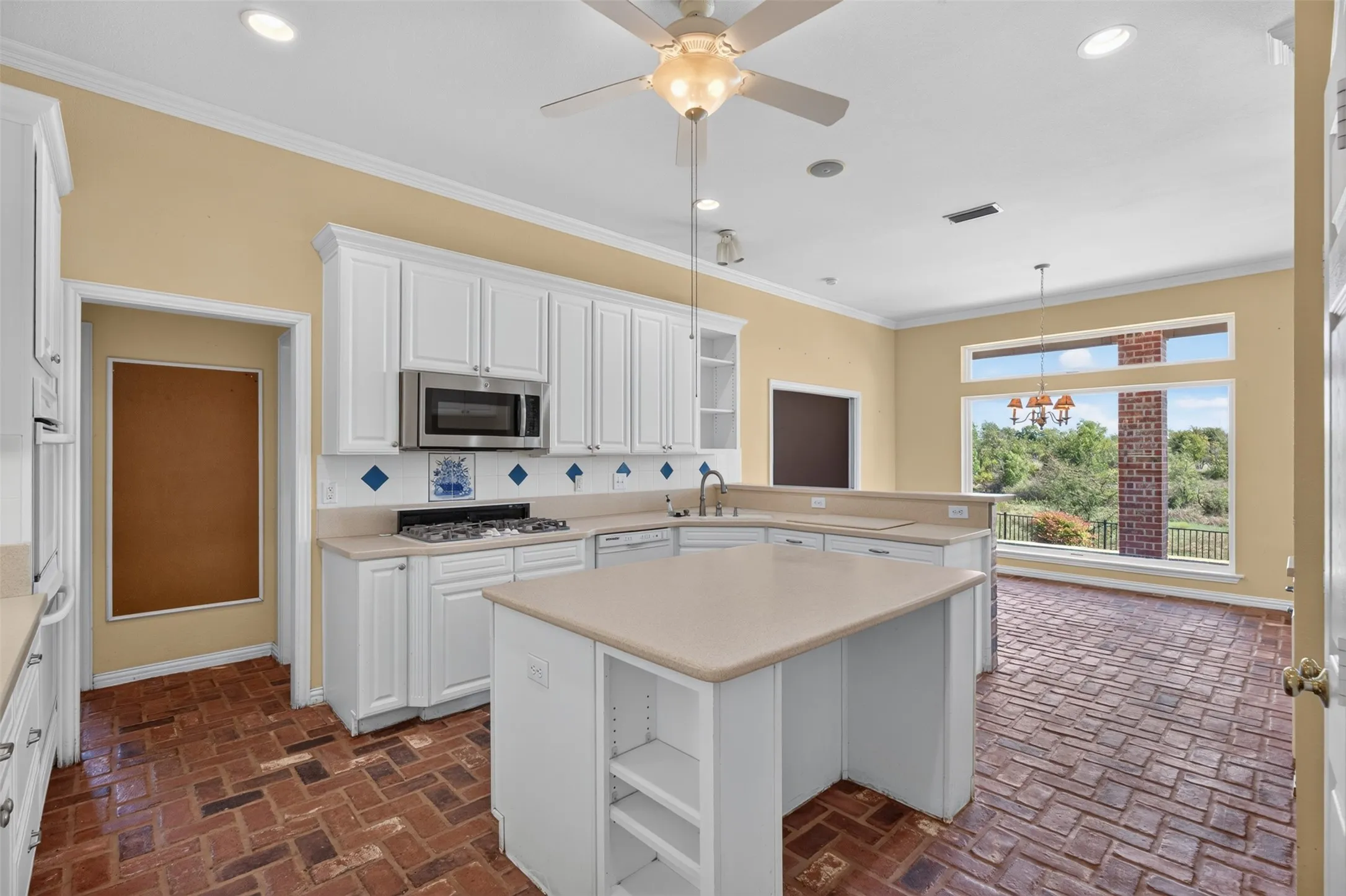 Single Family Residence For Sale in Johnson County , 1601 Bent Creek Drive, Cleburne, Texas 76033, 4 Bedroom, 3 Bathroom, 3 Garage spaces, 2,958 Sqft, built in 2001, mls#21386249, Real Estate Agent in Cleburne, Homes For Sale in Johnson county, Homes For Sale in Cleburne, Realtor in Cleburne Texas, Real Estate Brokerage Independent Realty Texas, Luminita Cordes Realtor
