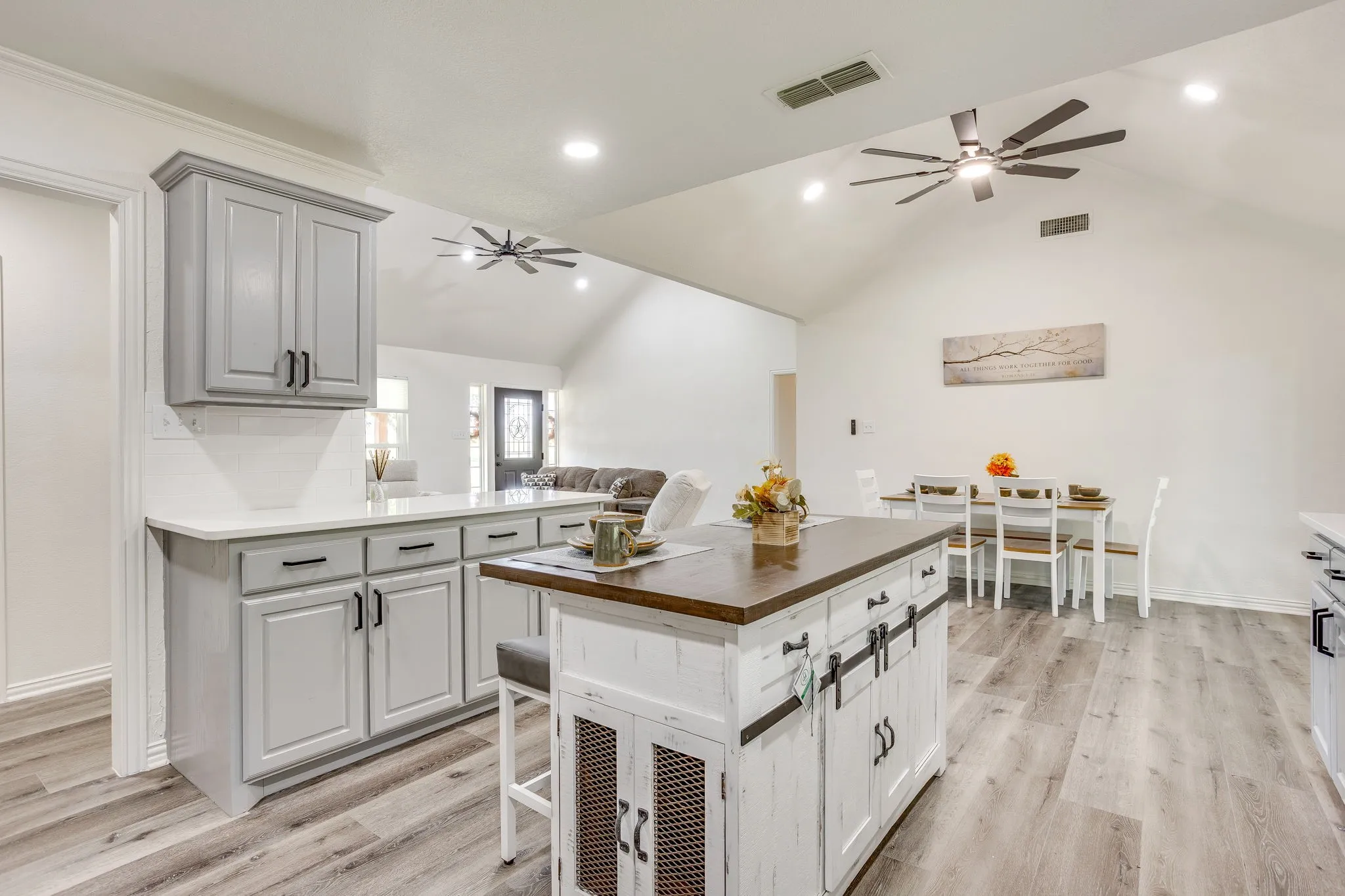 Single Family Residence For Sale in Johnson County , 6201 E Fm 4, Grandview, Texas 76050, 3 Bedroom, 2 Bathroom, 3 Garage spaces, 2,203 Sqft, built in 2001, mls#21406443, Real Estate Agent in Grandview, Homes For Sale in Johnson county, Homes For Sale in Grandview, Realtor in Grandview Texas, Real Estate Brokerage Independent Realty Texas, Luminita Cordes Realtor