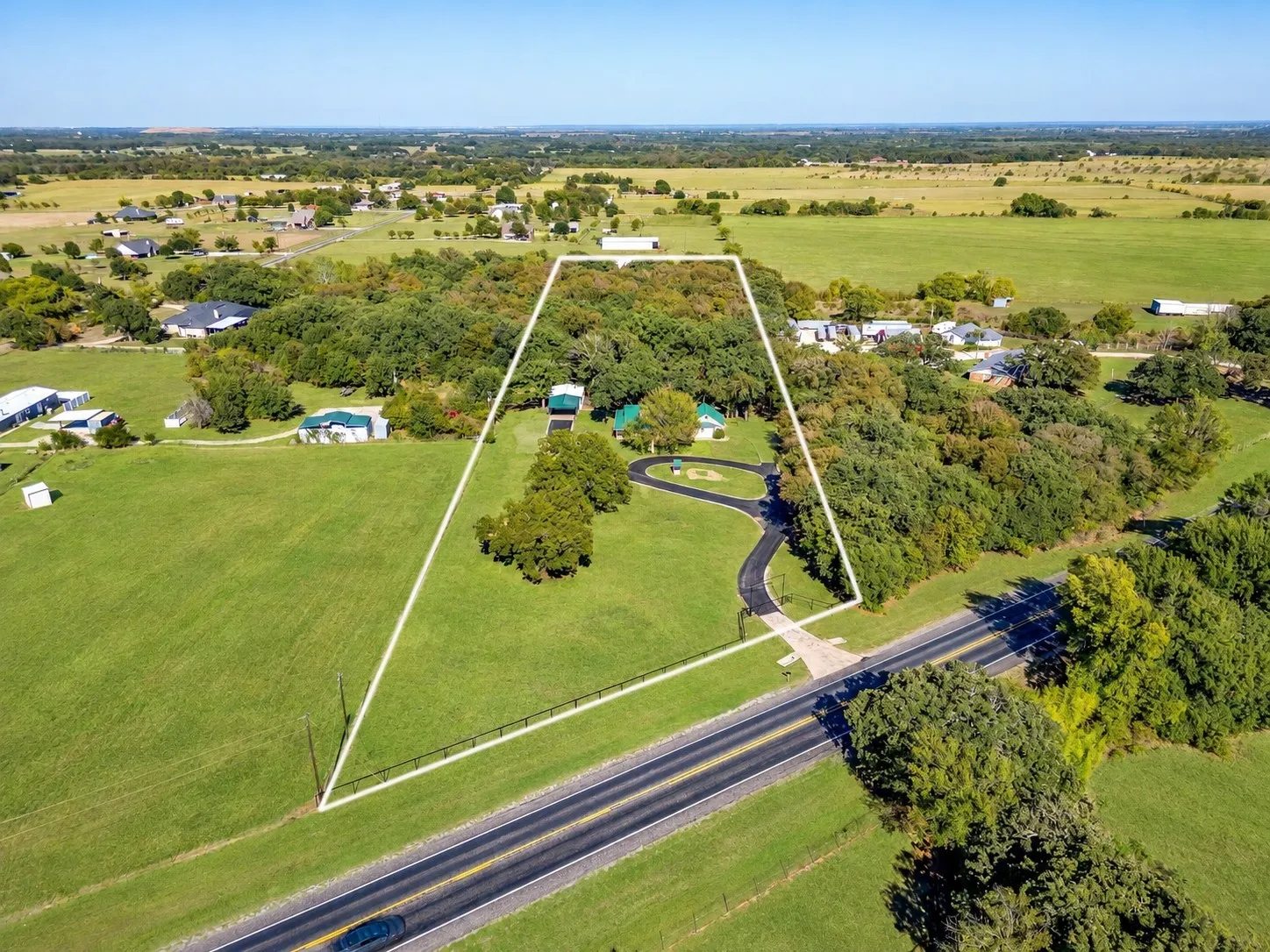 Single Family Residence For Sale in Johnson County , 6201 E Fm 4, Grandview, Texas 76050, 3 Bedroom, 2 Bathroom, 3 Garage spaces, 2,203 Sqft, built in 2001, mls#21406443, Real Estate Agent in Grandview, Homes For Sale in Johnson county, Homes For Sale in Grandview, Realtor in Grandview Texas, Real Estate Brokerage Independent Realty Texas, Luminita Cordes Realtor